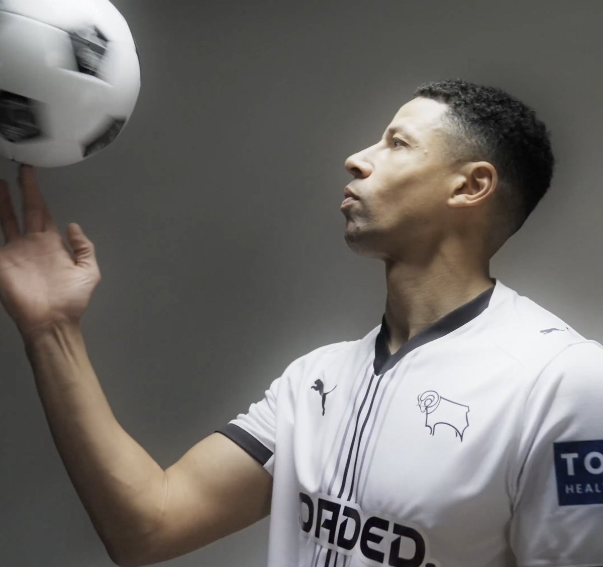 secondtierpod's tweet photo. Yeah, Derby shirt looks nice. 

Yeah, that is Curtis Davies as well. The man better be coming out of retirement. https://t.co/XBqtuUdGo0