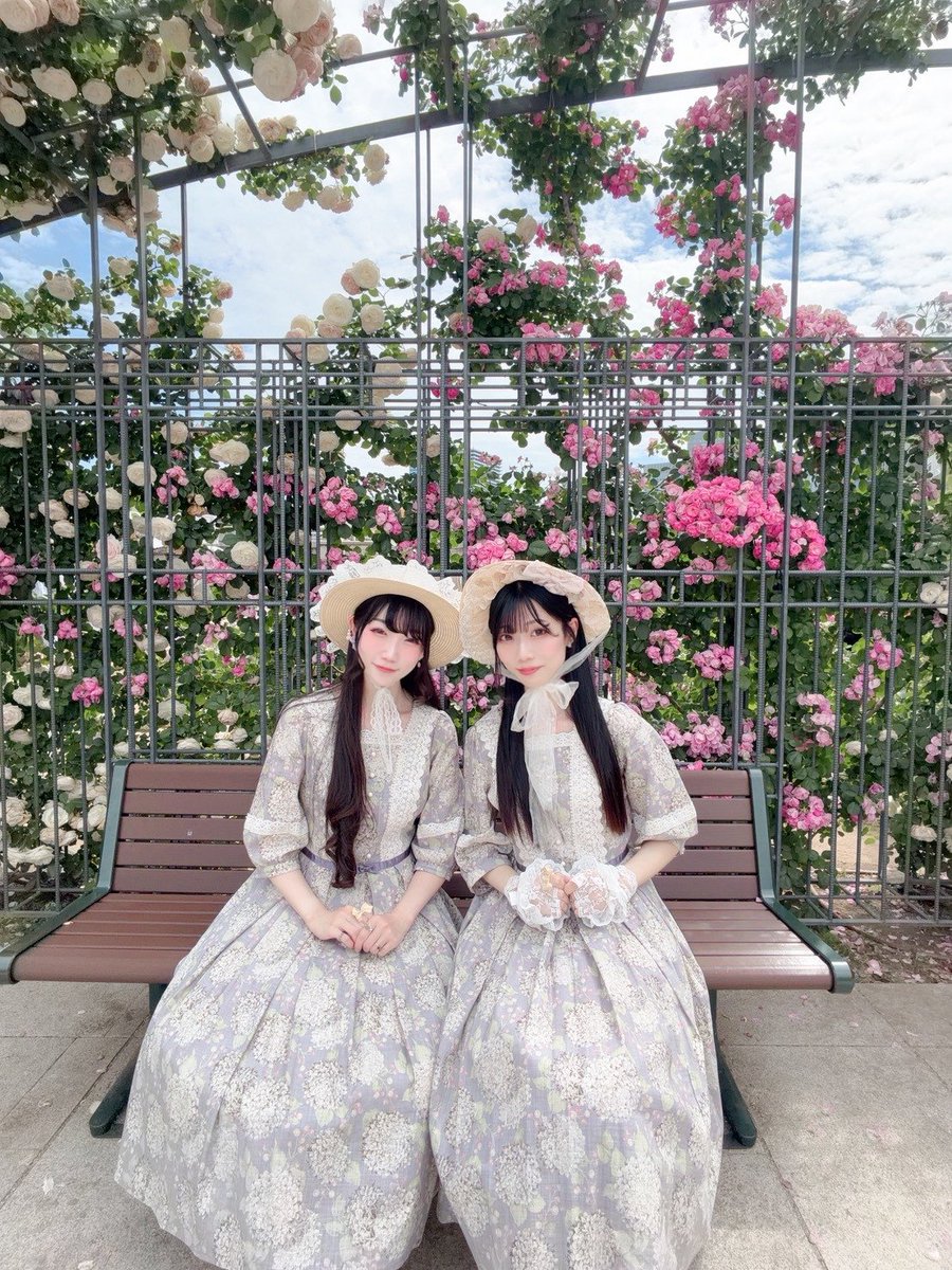 mmm_tanuki's tweet photo. もなかさんと優しいお色のあじさいワンピースふたご♡

初夏のお嬢さんイメージでお帽子を(*˘︶˘*)
後ろ姿もとってもお気に入り！ https://t.co/c84TETLaUv