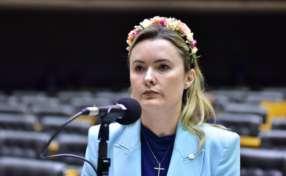 vamosdireita's tweet photo. O dia de ontem, escancarou quem trabalha por convicções e quem trabalha por lacração e likes. A deputada federal, @apropriajulia, trabalhou de forma ativa para derrubar a PEC do fim da escala 6x1. Sofreu ataques pesados pelo seu posicionamento e manteve-se firme até o último momento, e foi um dos votos entre apenas os 22 votos contra a PEC. Sem vídeo viral e lacração, mas com muito trabalho, convicção e coragem.

A convicção e coragem da deputada, não é de hoje e não é só sobre o fim da escala 6x1. Muitos deputados no lugar dela, teriam cedido aos ataques da quadrilha esquerdista. Desde que chegou ao parlamento, Zanatta é atacada por usar uma tiara que a esquerda não gosta e a chama das piores coisas do mundo. Ela continua usando a tiara, vai a público e fala que continuará usando e propagando a cultura da sua cidade.

Quando houve a crítica do Zema à Flávio Bolsonaro, a deputada saiu em defesa do senador e futuro presidente, e pediu abertamente o fim da aliança do PL com o NOVO, que é um desejo de todos os bolsonaristas. Ela sozinha, comprou mais essa briga, enquanto outros deputados do PL, estão promovendo o Zema e deputados do NOVO. É o PL fazendo campanha pro NOVO.

Com o excelente trabalho da deputada catarinense, se a camapnha do Flávio Bolsonaro anunciasse Júlia Zanatta como vice na chapa, seria motivo de comemoração e orgulho para a direita.