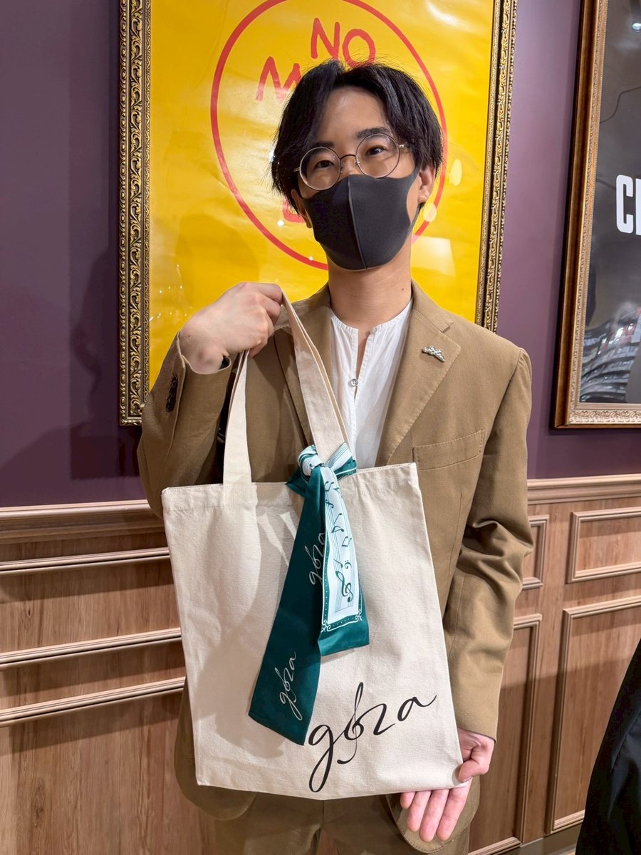 gozapiano_info's tweet photo. 【グッズ情報：トートバッグ・リボンスカーフ】

トートバッグは楽譜集もすっぽり入る大容量サイズ👏
シンプルで生地も丈夫なので、普段使いにもぜひ！

リボンスカーフはバッグの持ち手に結んだり、首元や髪に巻いたりとアレンジは自由🎀
生地感もサラサラで上品な仕上がりです✨

#ござEvolution https://t.co/8TBiAPSaNy