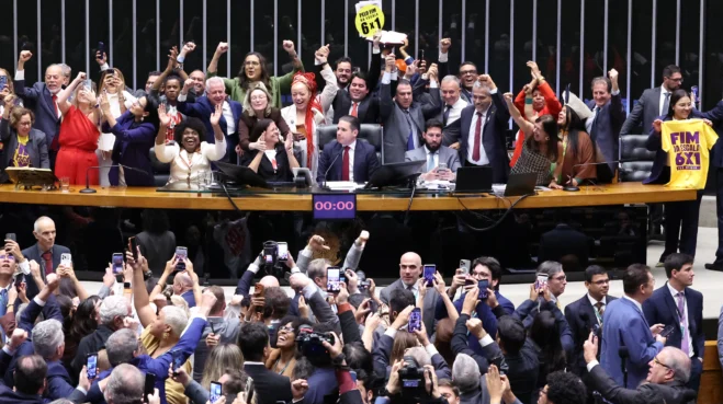 marcionas's tweet photo. Grande dia! O fim da escala 6x1 foi aprovada na Câmara em 2º turno por 461 votos a 19. Entre os contrários 9 foram do PL e 4 do Novo. Houve 33 ausências, sendo 7 deputados do partido de Bolsonaro. Diante disso, você acha, sinceramente, que esse partido defende trabalhador? https://t.co/kiu6j2PhFj