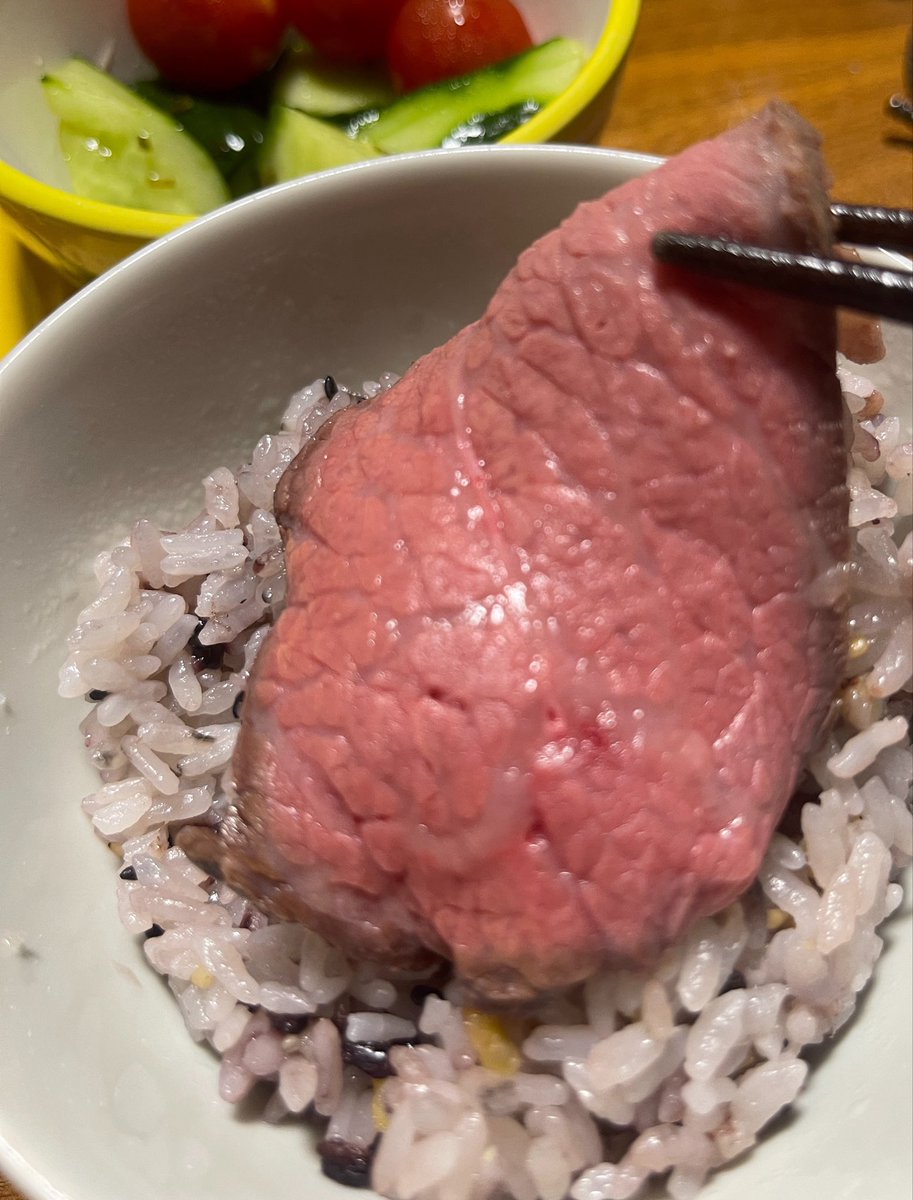 ham_cam_'s tweet photo. 最高級。
地場産の和牛で

俺が作った←ここが1番大切

人生史上最強

タマシイが抜けるほど美味い

ローストビーフの完成。わ https://t.co/9h0n6rWtLG