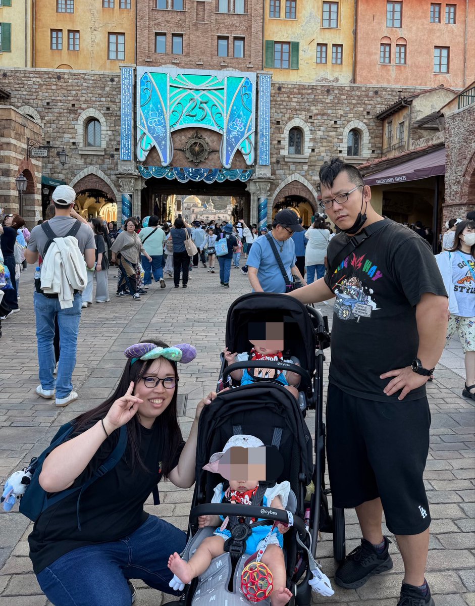yakoprowrest85's tweet photo. 先日娘達がディズニーデビューしました🏰
もう少し大きくなったらママが大好きな場所が2人も大好きな場所になってくれたらうれしいな☺️
その為に沢山行こうね❣️
これからも沢山家族で思い出つくろうね(*´꒳`*)
#双子育児 https://t.co/DYjZ7sZ4EE