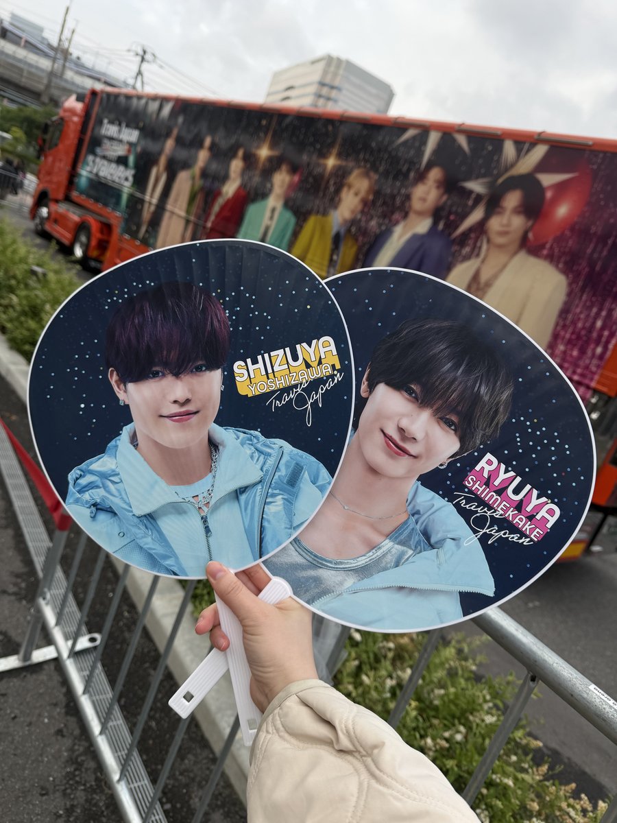 dynam_00381's tweet photo. こんばんは！
アイドルオタクの S です🙆‍♀️

友人のお誘いで、
初の ＃TravisJapan のライブへ🎉

＃イコラブ ちゃん達とは、
一味違う雰囲気で楽しかったです🫶

写真撮ったのに、
強風で髪の毛やられました🥲

お気に入りの曲も聴けて最高でした！
次のツアーも参戦したいなと思ってます🐻

＃ダイナム https://t.co/0NL3eQA4gx