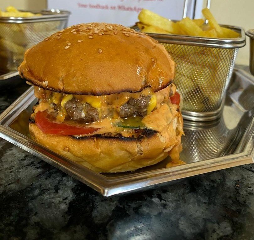 Sir_Umuhirwaa2's tweet photo. 🍔🍟 @streetcornerbdi dans ses œuvres 🔥

 Profitez du Super Burgers Deal de #streetcorner : 2 burgers + chips pour seulement 25k ( Free delivery) ! 🤤 

Appelez au 61 137 000 ! 📲 https://t.co/KfjB4R9IBO