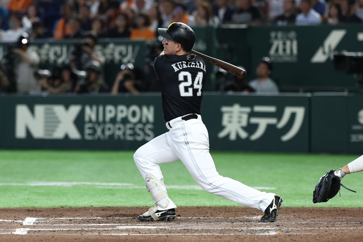 takafullc2's tweet photo. 【1軍】

栗原陵矢選手がこの日2本目となる15号ソロ！！

5月10本目のアーチです🚀

#sbhawks #鷹フル https://t.co/mxwTJZTf3r