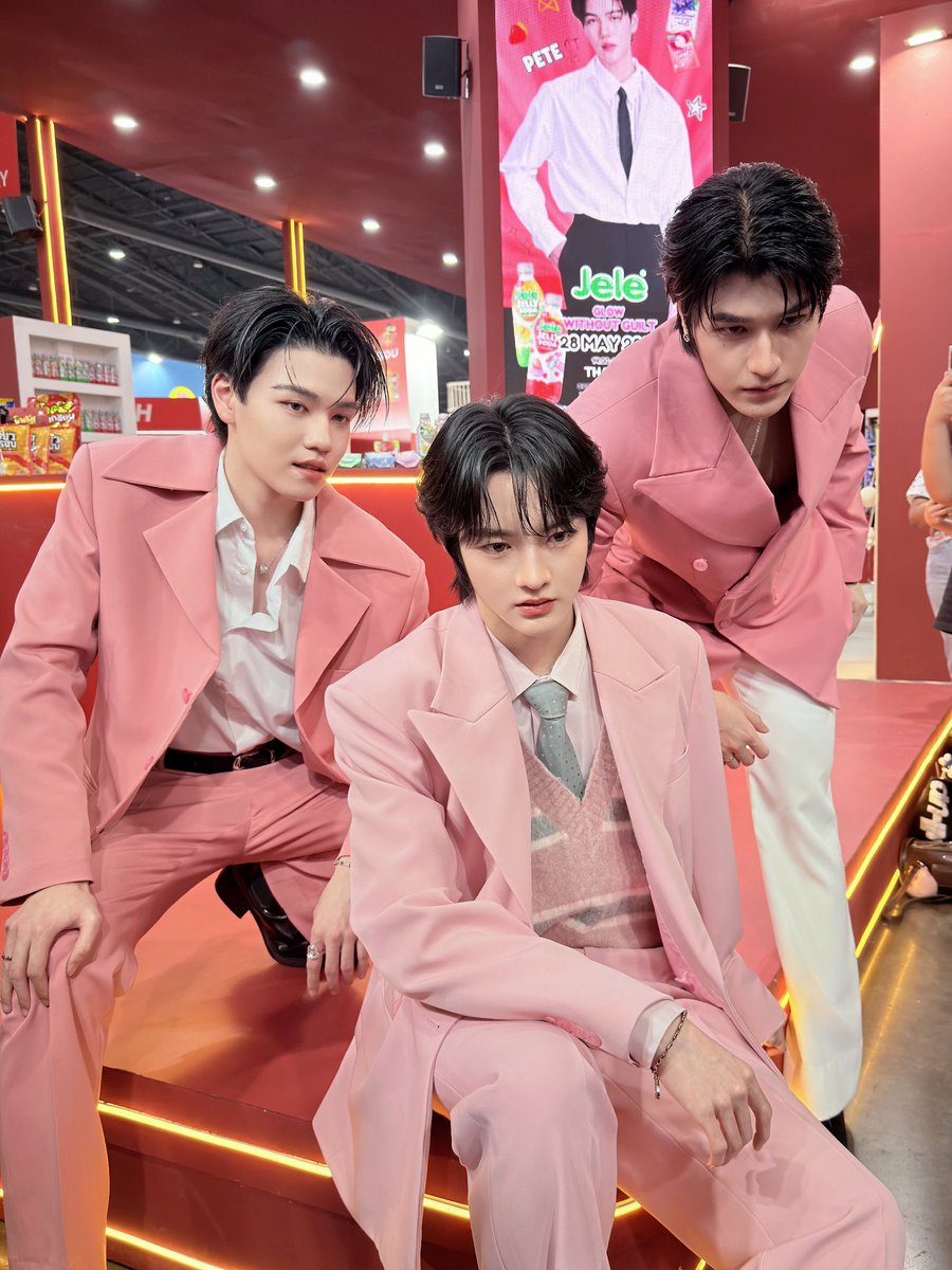 DomundiTV's tweet photo. ขอขอบคุณ @jeleclub_th ที่ให้เกียรติ “พีท” @pete_nvich “ภูผา” @phuuulix และ “รีออน” @imreeonn ได้มาร่วมกิจกรรมงานในวันนี้นะคะ 🥰

ขอขอบคุณแฟน ๆ ทุกคนที่มาเจอกัน รวมถึงแฟน ๆ ที่ส่งกำลังใจมาให้ทั้งสามคนด้วยนะคะ 🫶🏻✨️

#SNNPTHAIFEXxรีออนภูผาพีท https://t.co/5XGZWHxOek