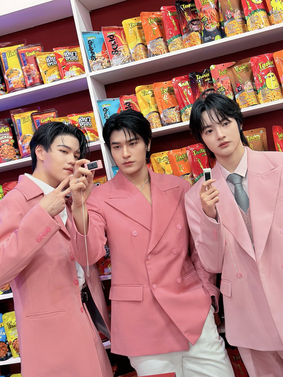 DomundiTV's tweet photo. ขอขอบคุณ @jeleclub_th ที่ให้เกียรติ “พีท” @pete_nvich “ภูผา” @phuuulix และ “รีออน” @imreeonn ได้มาร่วมกิจกรรมงานในวันนี้นะคะ 🥰

ขอขอบคุณแฟน ๆ ทุกคนที่มาเจอกัน รวมถึงแฟน ๆ ที่ส่งกำลังใจมาให้ทั้งสามคนด้วยนะคะ 🫶🏻✨️

#SNNPTHAIFEXxรีออนภูผาพีท https://t.co/5XGZWHxOek