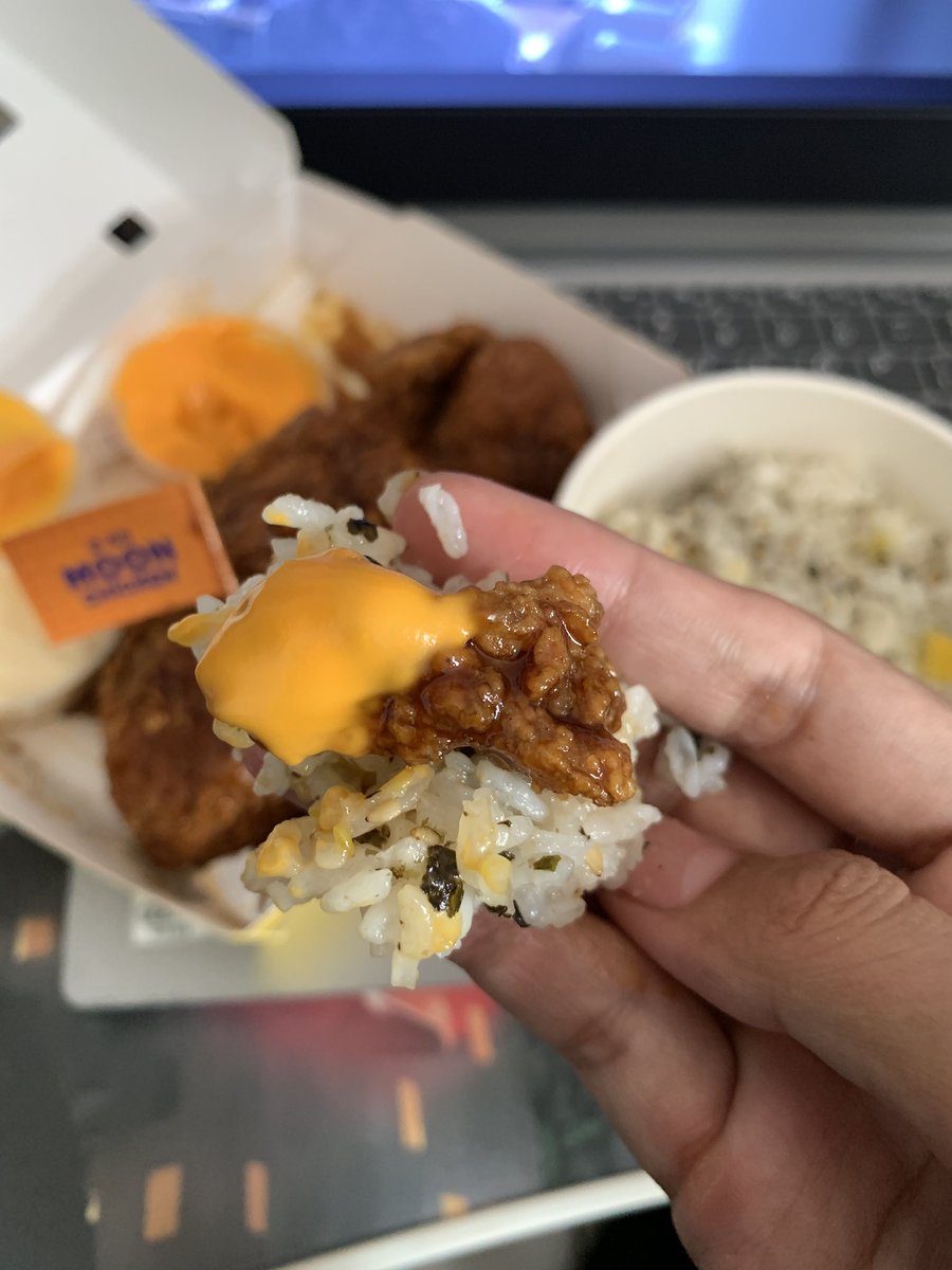 thisaemeyya's tweet photo. kemana aja yh aku selama ini baru coba moonchicken yg honey garlaxy ENAK BGT PLSSSS cocok sama saus keju + garlic mayonyaa 😍 

makannya sambil nonton drakor gk berasa dua ayam abis sendirian pls 😭 ayamnya renyah di siram saus manis semacam madu gt ya allah auto kalap sy bes https://t.co/KMmNbsbb9t