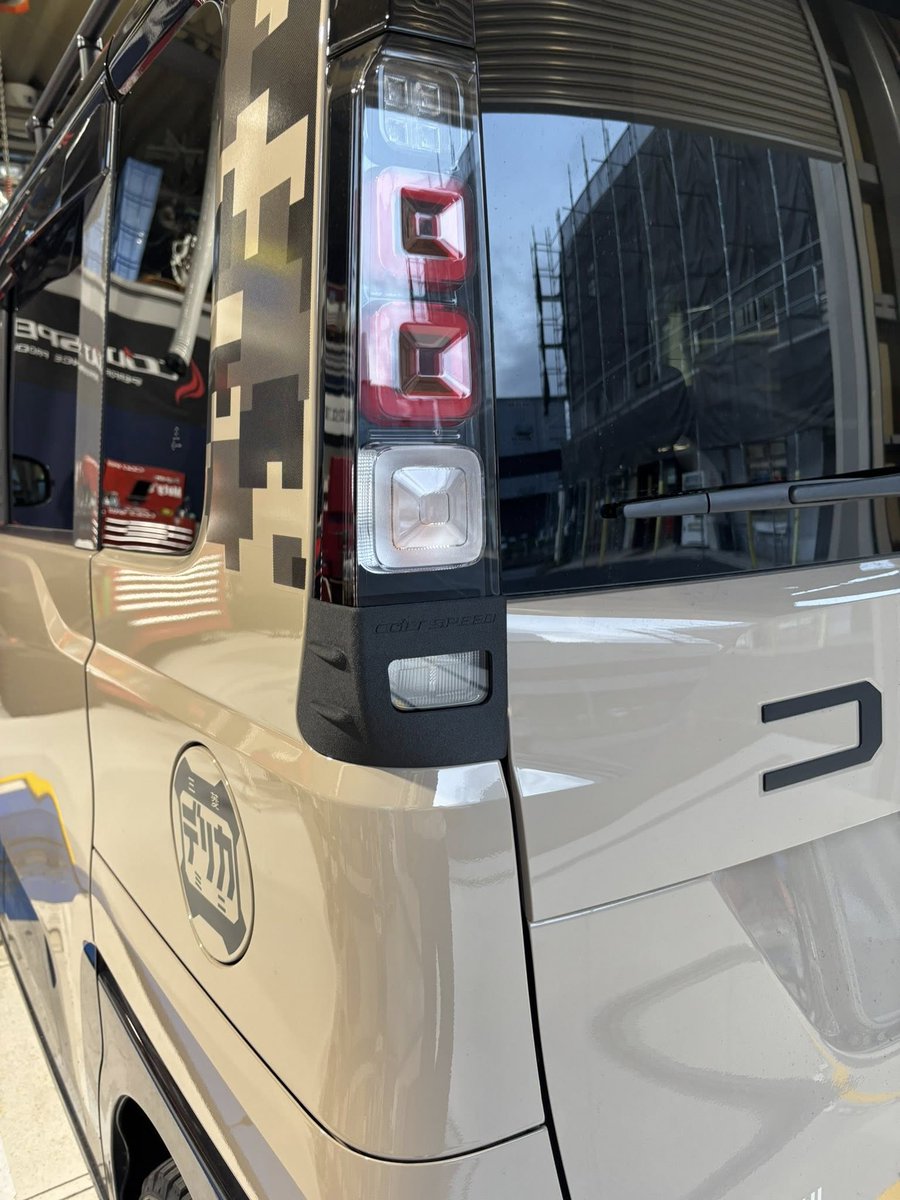 COLTSPEED's tweet photo. お預かり作業にてデリカミニの入庫をいただきました‼︎
本日はリフトアップサスペンションとテールレンズガーニッシュを装着いたしました。
カーボンテクスチャーピラープロテクタ等を施工してご納車です‼︎ https://t.co/6HdV6F92Zk