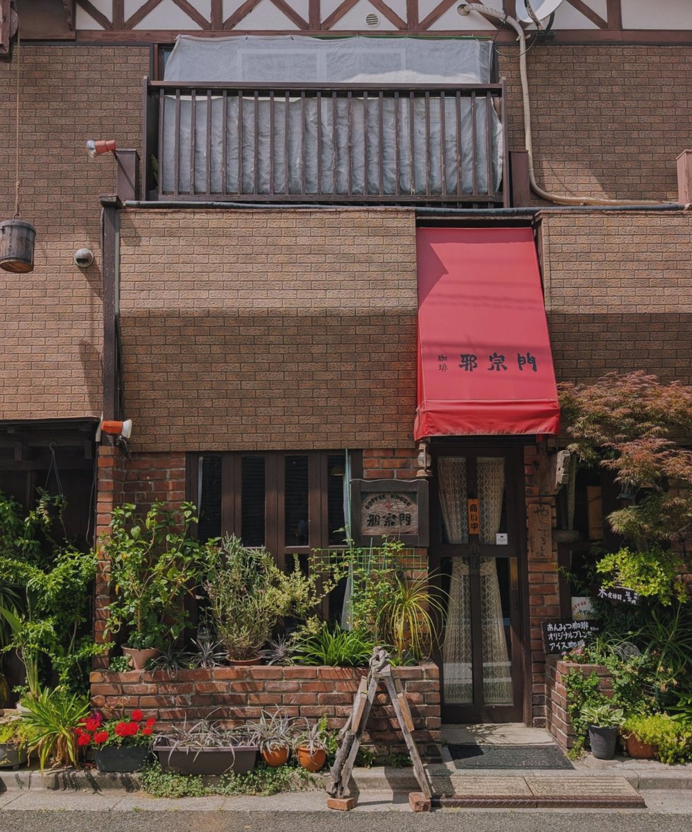 Kurobuchi's tweet photo. 邪宗門 世田谷店に初めて入店できた。

柱時計や手品道具など雰囲気は邪宗門だった。
名物メニューの「あんみつ珈琲」を注文。
あんこと珈琲が会う！

邪宗門をコンプリートしたかなと思ったけど、新潟と富山にもあるとのこと。
旅行がてら行かねば！

#純喫茶 #邪宗門 #あんみつ珈琲 #あんみつ https://t.co/zcmtDeVfeq