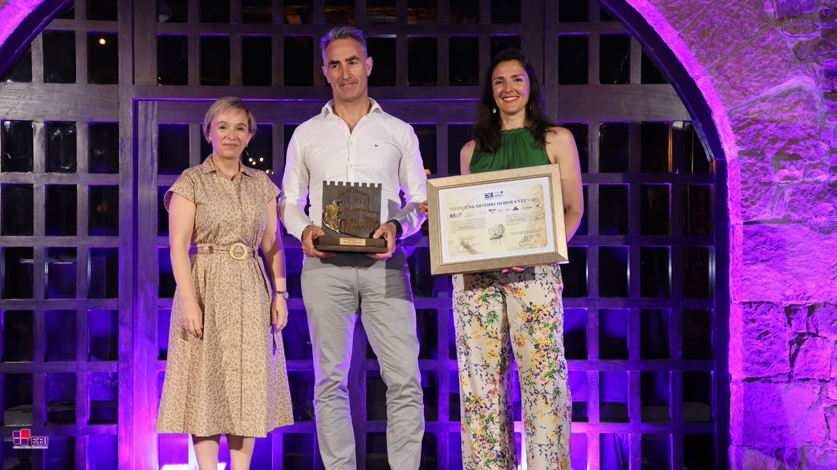 Ikastetxeak's tweet photo. 🏆 La red EBI también tiene como objetivo impulsar el desarrollo económico 📈 de nuestro entorno. Por ello, el centro San Viator entrega cada año el premio #EnkarterriHoberantz. En esta edición, la empresa Airlan Industrial S.A. ha sido la premiada https://t.co/FS5PGYUyWu