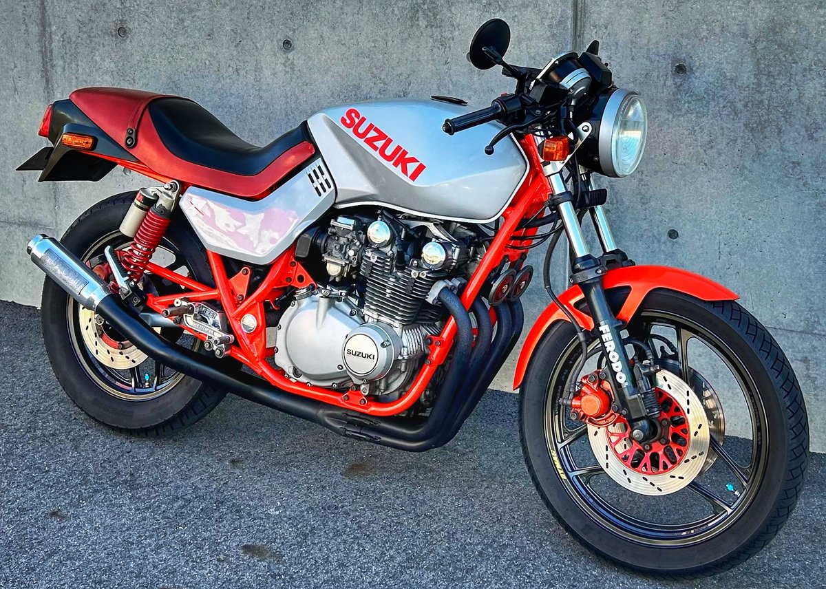 shoyaha's tweet photo. バイクブームだった当時、普通のバイク好きには刺さらない謎チョイス＂GS650G＂
…当時はただのアニメ好き高校生にぶっ刺さり、実車を再現して今でも乗ってます。
#メガゾーン23 
#GS650G https://t.co/GMN3pc77hu