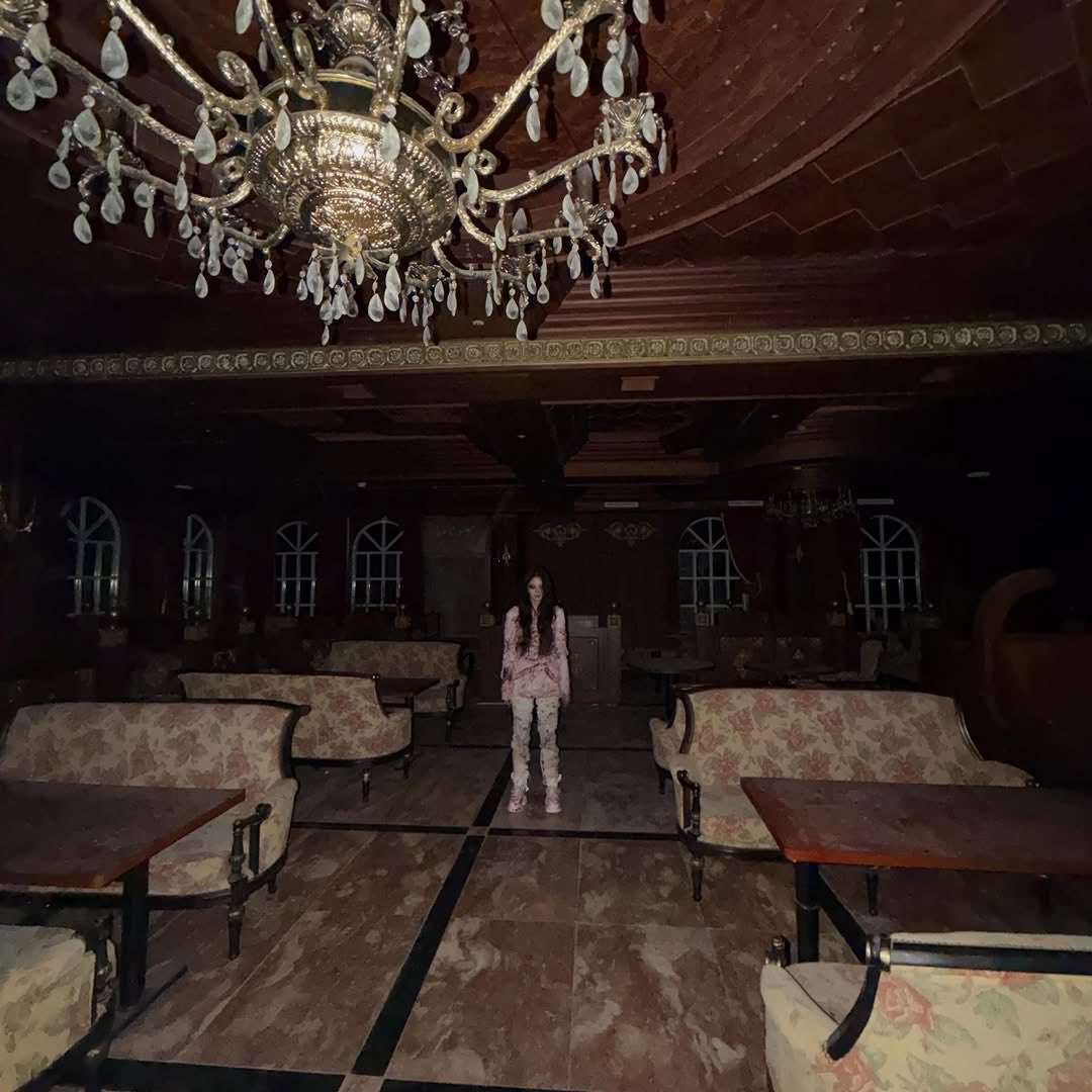 dreamsohee's tweet photo. such an eerie setting i adore her in these concepts https://t.co/9DFixzuOu6