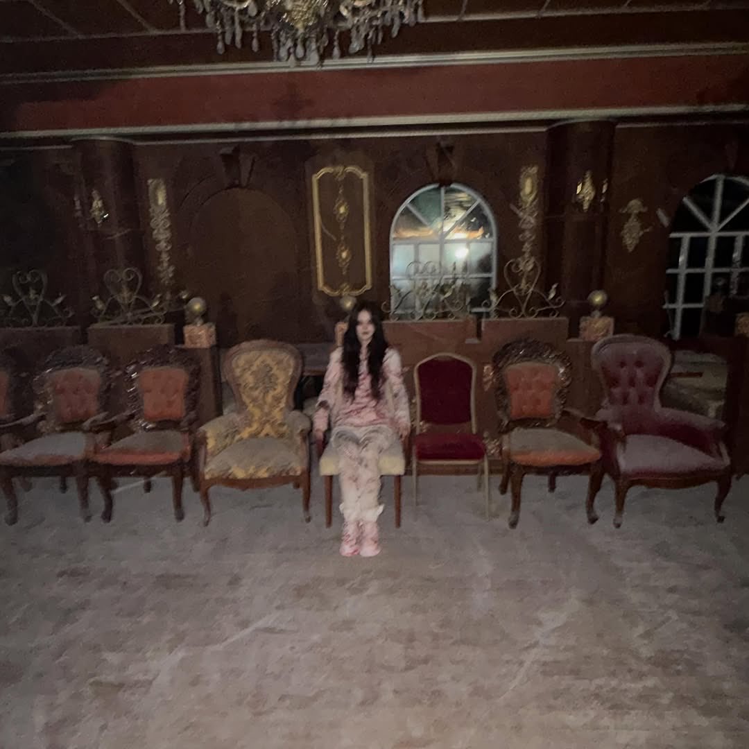 dreamsohee's tweet photo. such an eerie setting i adore her in these concepts https://t.co/9DFixzuOu6