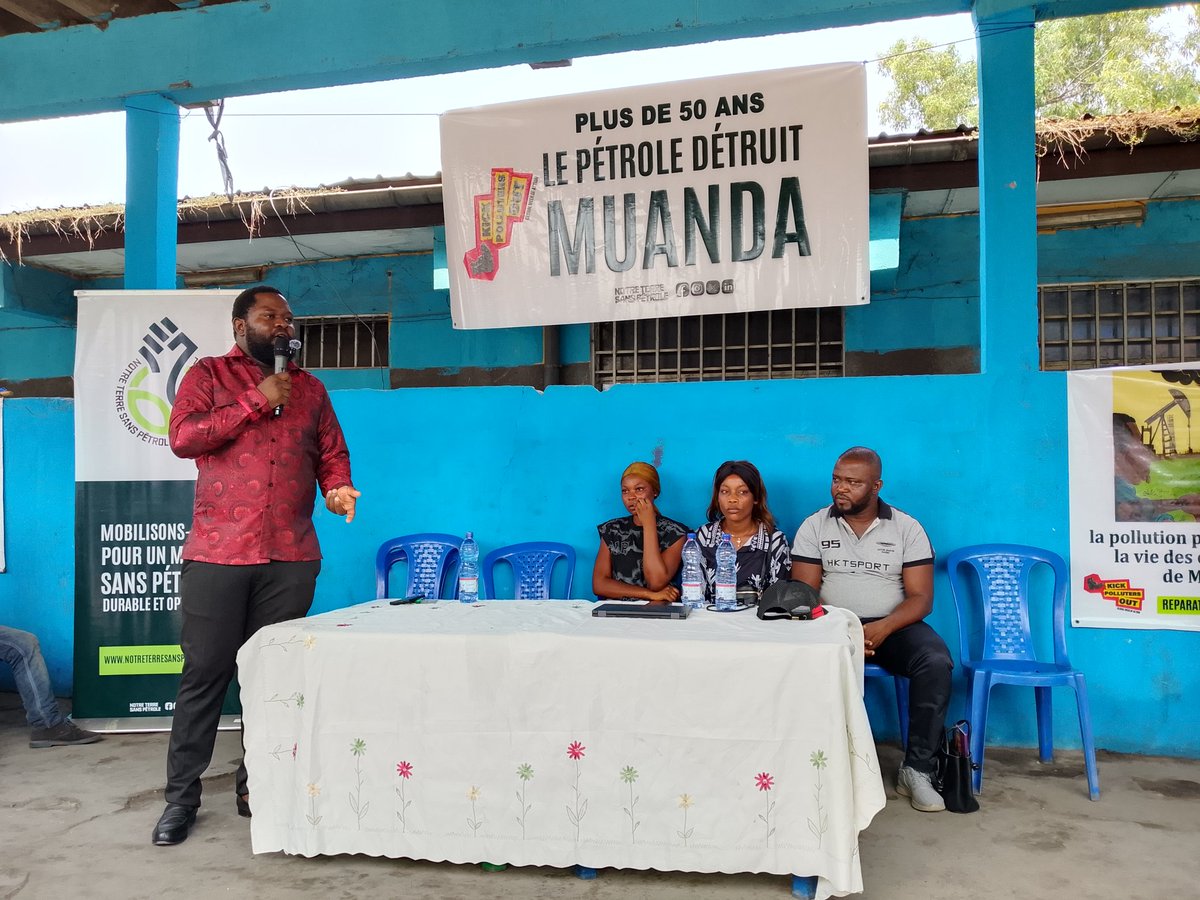 AlexisEmba24's tweet photo. Les effets de pollution de l'exploitation du pétrole à Muanda, au Kongo central, ont été expliqués aux habitants de la commune de Barumbu. Pour la  plateforme Notre terre sans pétrole, ces effets sont d'ordre sanitaire, écologique, environnemental au préjudice des communautés. https://t.co/fMJnjWm6ex