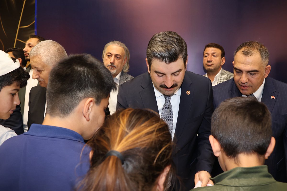 ibrahimeyyupogl's tweet photo. 🤝 #Bayramlaşma 

 Başkanlığımız tarafından düzenlenen bayramlaşma programına; milletvekillerimiz, belediye başkanlarımız, ilçe başkanlarımız, teşkilat mensuplarımız ve vatandaşlarımızın yoğun katılımıyla bir araya geldik.

Bayramların; birlik, beraberlik, kardeşlik ve dayanışma duygularını güçlendirdiği bu anlamlı günde, dava arkadaşlarımızla bayramlaşarak gönül birliğimizi bir kez daha pekiştirdik.

Paylaşmanın, kaynaşmanın ve muhabbetin en güzel şekilde yaşandığı nice bayramlarda buluşmayı temenni ediyor, tüm hemşehrilerimizin Kurban Bayramı’nı bir kez daha kutluyorum.

@RTErdogan @Akparti @abuyukgumus @farukaytek @hakanaksu058 @bybekirbozdag @eminonen @ProfDrDusak @av_mfaruk @HikmetBasak_63 @malicevheri @milhamigunbegi