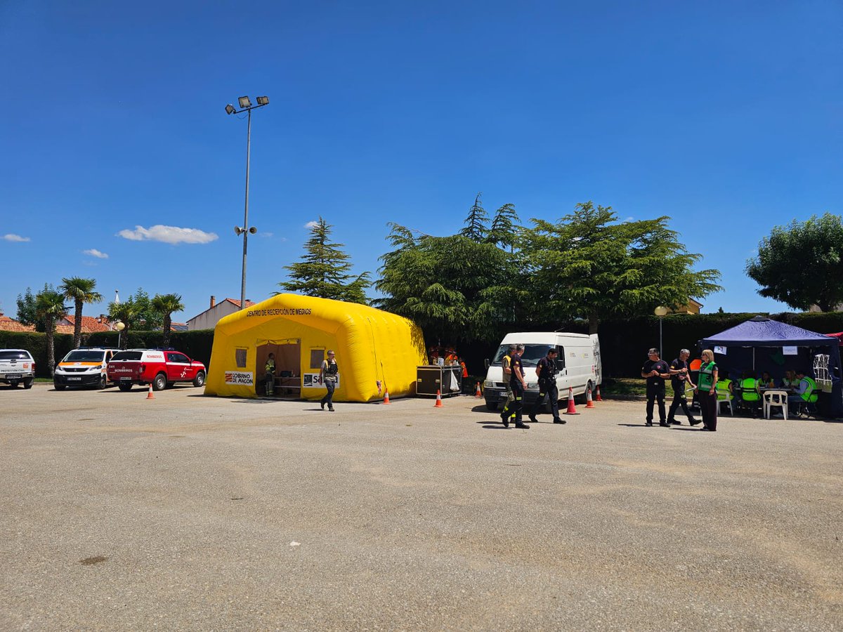 DPTeruel's tweet photo. 🚒BOMBEROS de la #DPT participan este jueves en un simulacro a nivel autonómico de lo que supone un gran incendio forestal, organizado por el Gobierno de Aragón. En el recinto ferial de Calamocha.

#TrabajamosParaTi https://t.co/0rEDtJetie