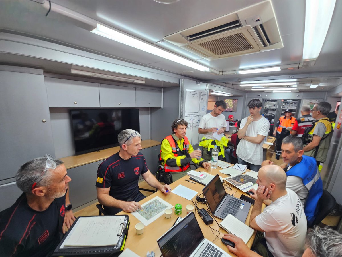 DPTeruel's tweet photo. 🚒BOMBEROS de la #DPT participan este jueves en un simulacro a nivel autonómico de lo que supone un gran incendio forestal, organizado por el Gobierno de Aragón. En el recinto ferial de Calamocha.

#TrabajamosParaTi https://t.co/0rEDtJetie