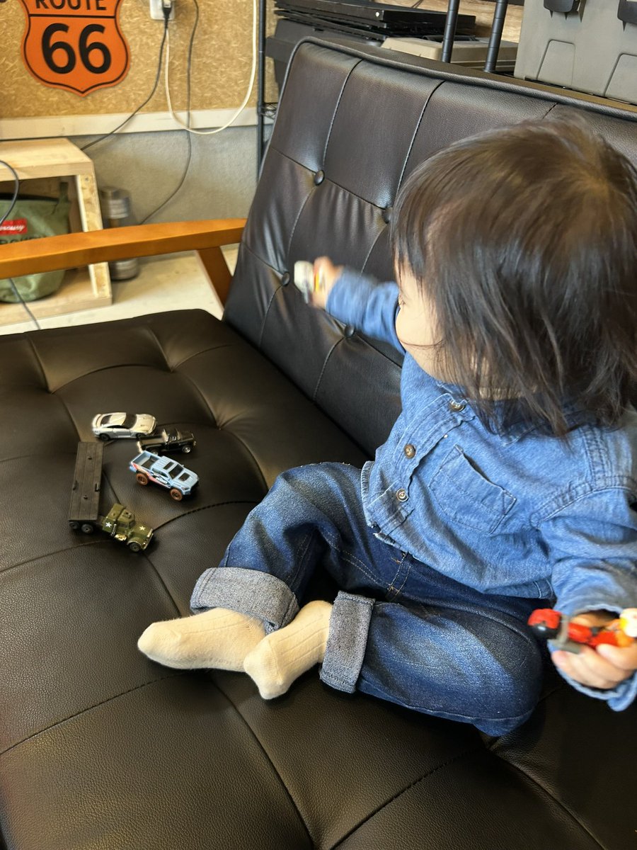 overflag0311's tweet photo. 足取りがしっかりしてきたのでガレージデビューしました☺️

興味のあるものがあり過ぎて大はしゃぎで右往左往してた😂 https://t.co/mm6tK4mPIV