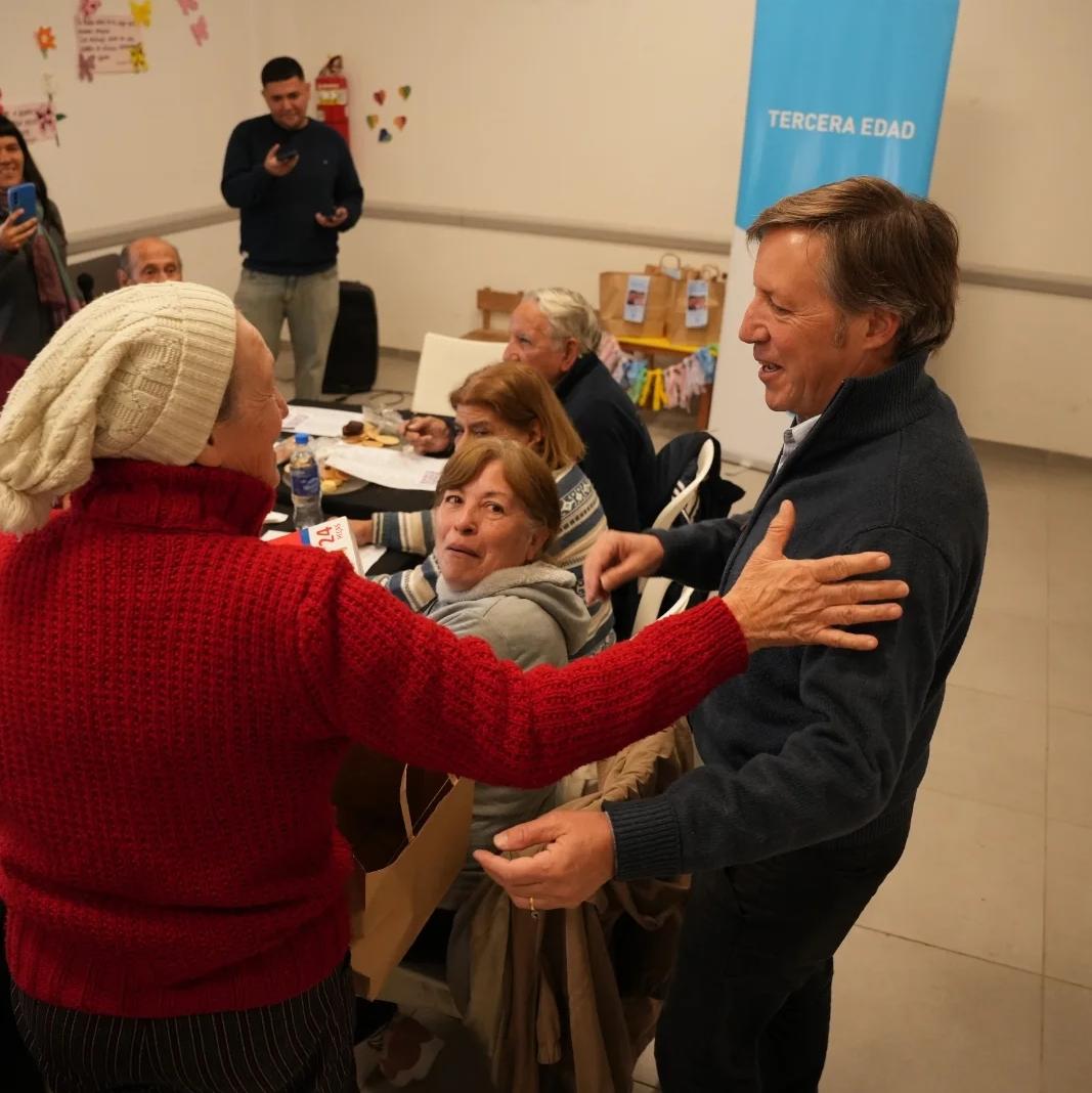 SubSecGobierno's tweet photo. TERCERA EDAD
 Bingo musical. Compartimos una hermosa jornada junto a los adultos mayores en el CAPS 29 de Septiembre, del Barrio Santa Brígida. Además contamos con la visita del Intendente ❤️
@jaimemendezh
@NigroFrancisco
@MuniSanMiguelOK
@ClaudiaIriarte0 
German Nuñez https://t.co/vbly6Hnoki