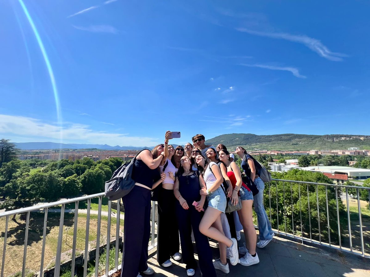 INSALMENAR's tweet photo. L'alumnat de 4t d'ESO ja és a Navarra i el País Basc pel seu Projecte de Recerca! 🚌✨

Al Dia 1 han descobert la història de Pamplona (muralles, carrer Estafeta i Catedral). Al Dia 2, immersió en l'art contemporani al @Guggenheim de Bilbao i passejada pel casc històric. https://t.co/pi8d8faZkM