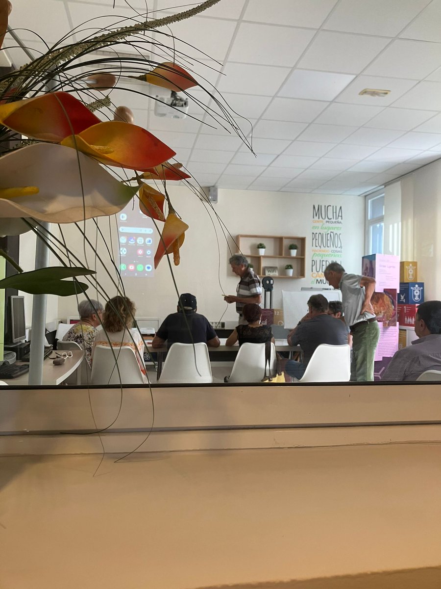 CIMEtxebarri's tweet photo. ¡Hoy hemos tenido la primera sesión de los talleres de Digitalización Amigable!🤳
📱Una oportunidad para sacarle partido a tu teléfono móvil.

¡Próximas sesiones el 4 y 11 de junio!📅
✏️Inscripciones en CIME o llamando al 944 49 68 71
¡Te esperamos!🤗 https://t.co/jQ98bUpxag
