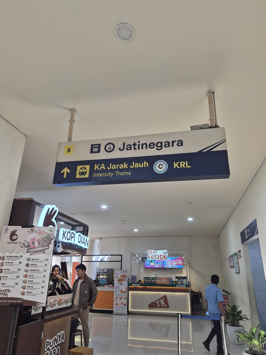 indragunt's tweet photo. Kenapa harus Tangerang? Karena jalur kereta Tangerang jadi jalur kereta satu-satunya di Jabodetabek yang belum pernah gw lalui. 
Kita akan naik KRL dari Jatinegara, transit Duri, lalu tujuan akhir Tangerang https://t.co/uUbfBfVI9G