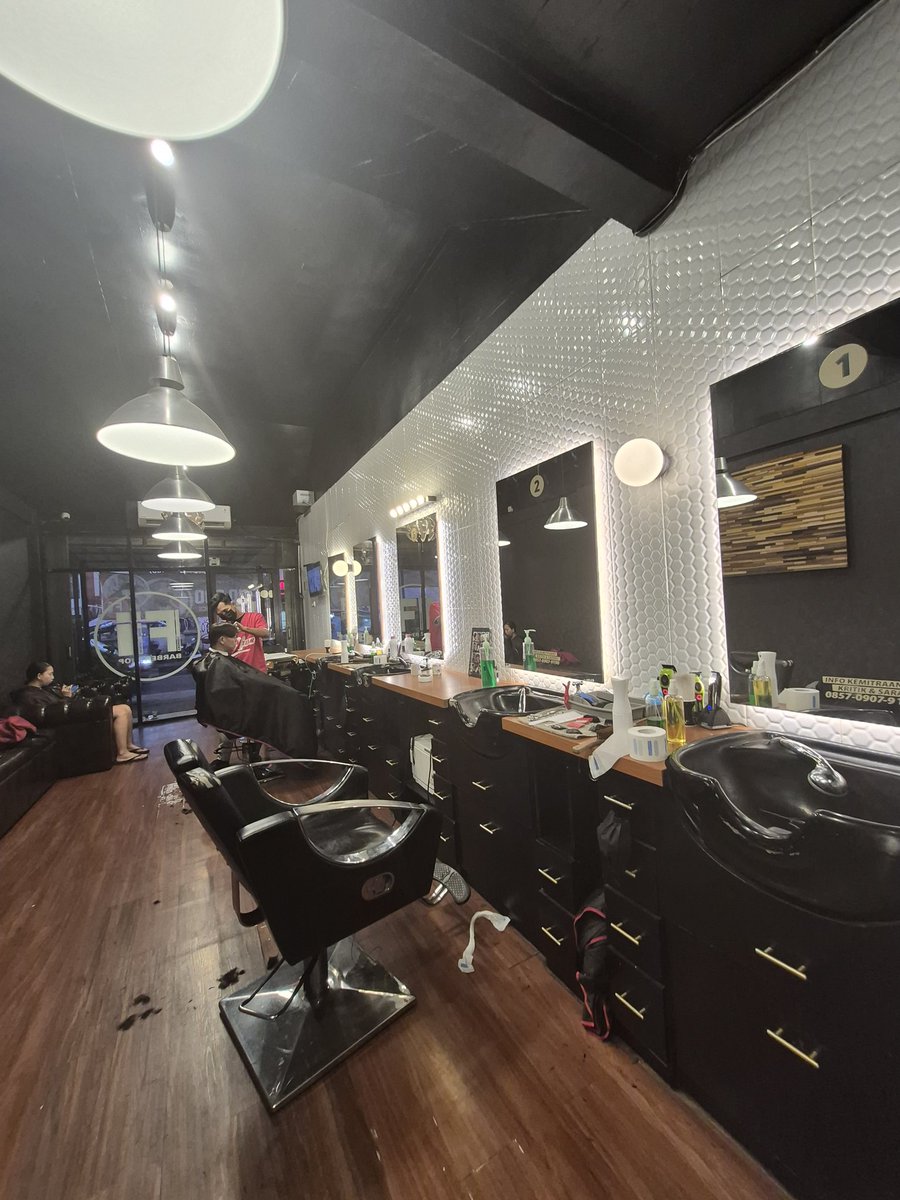indragunt's tweet photo. Akhirnya nemu barbershop terdekat guys: Fi Barbershop. Markicur, mari kita cukur. Lalu pulang. Tamat https://t.co/LZGgsGxItm