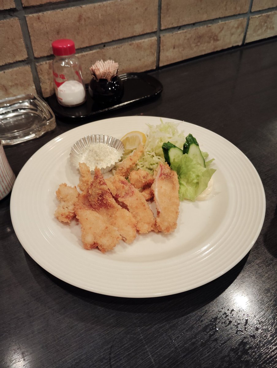 twi_tabe's tweet photo. 自分的に久々の函館初日だった昨日は無性に海鮮系が食べたくなり花鳥風月へ！相変わらず刺盛り値上げして1080円と激安なのにネタ最高😋
野球見て点数入るたびにバイトの女の子が大喜び🥳
良かったわ〜
#函館
#花鳥風月 https://t.co/EGm8tCjbsa