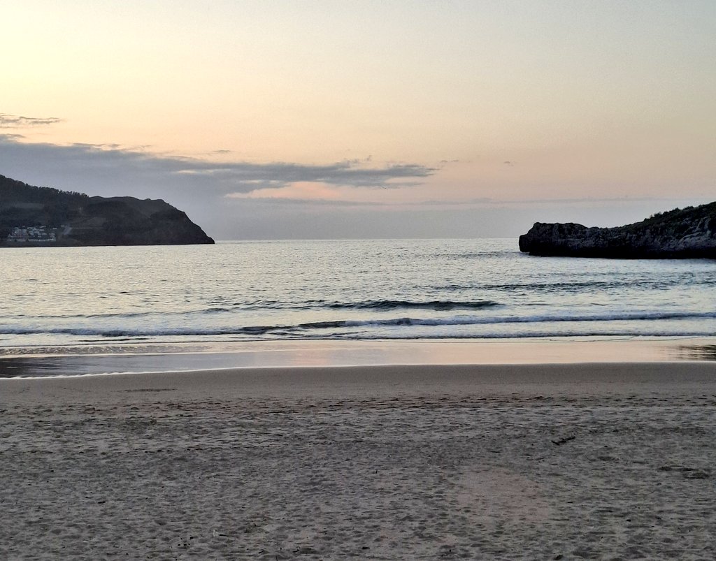 AlmudenaHumanRe's tweet photo. «El mundo no está frente a nosotros, vivimos dentro de él como una ola en el mar».

✍🏻Kitarō Nishida.
(filósofo japonés) https://t.co/taOY52rB2R