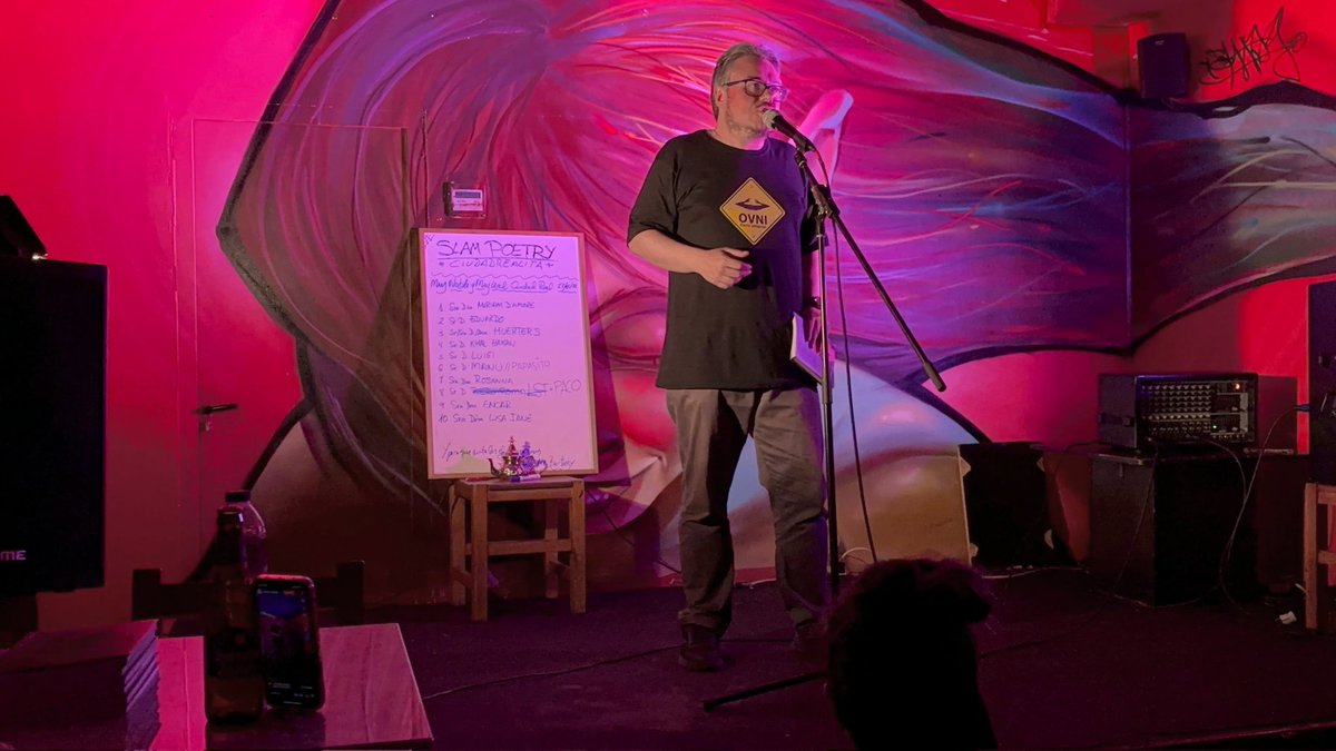 DCuevasC's tweet photo. Brutal lo de ayer en @SlamCiudadReal. Primera vez que recitaba en público. Presentar mi 'Pasión de hielo y fuego' ante decenas de poetas en potencia, de los de verdad, fue cosa seria. Una pasada. ¡Gracias a tod@s! Aquí unos videos y fotos. El poemario 👇 https://t.co/UtLb6lv03X. https://t.co/T9qmlLfkhr