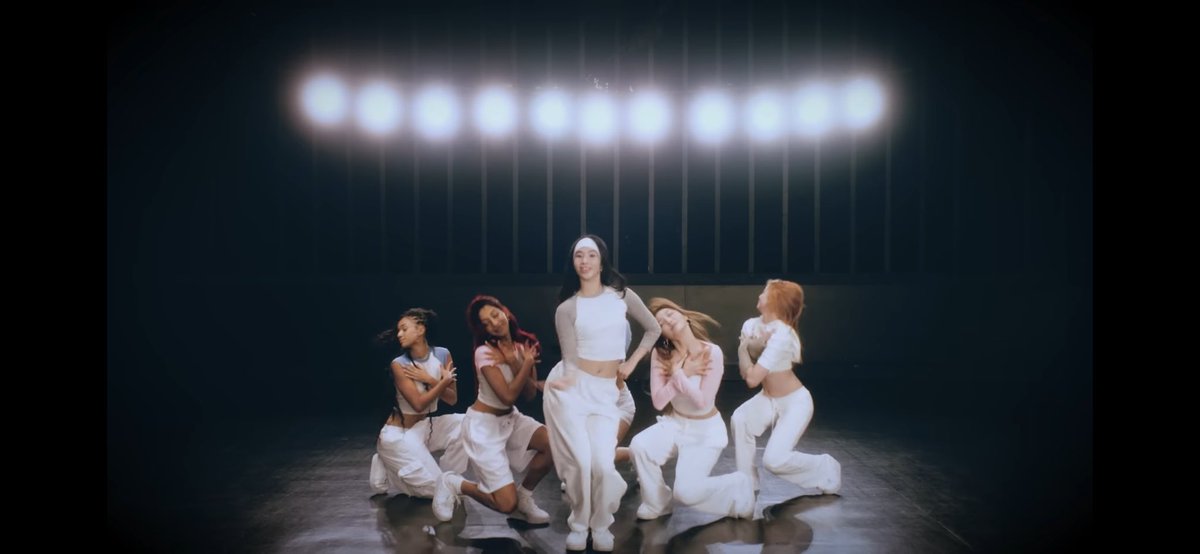 manwiththeeaxe's tweet photo. @undiecon @loonsunshine unrelated but here are some screenshots from touch’s choreo https://t.co/DWrcg1NETm