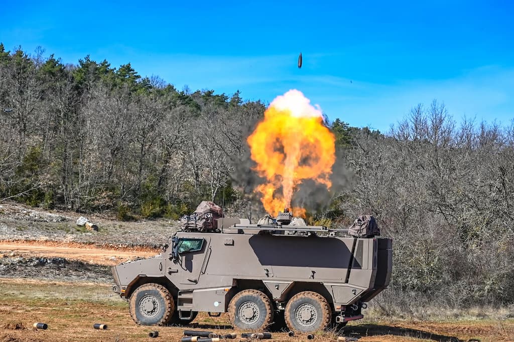 AlexXplore's tweet photo. 🇫🇷 Le Griffon MEPAC est une version artillerie du blindé 6x6 Griffon développée dans le cadre du programme SCORPION pour l’Armée de Terre française.    

🔫 Équipé d’un mortier rayé semi-automatique 2R2M de 120 mm, il offre une cadence de 10 coups/minute et une portée jusqu’à 15 km avec des munitions de précision.    

🛡️ Protégé et ultra-mobile, il permet un tir rapide suivi d’un repositionnement immédiat (« shoot & scoot ») grâce à son blindage modulaire et son toit refermable.    

📦 La France a commandé 54 exemplaires et la Belgique 24 unités dans le cadre du partenariat CaMo.    

 🫡 Intégré au système de combat collaboratif SCORPION, il travaille en réseau avec drones, radars et autres plateformes pour une précision et une réactivité maximales sur le champ de bataille moderne.
