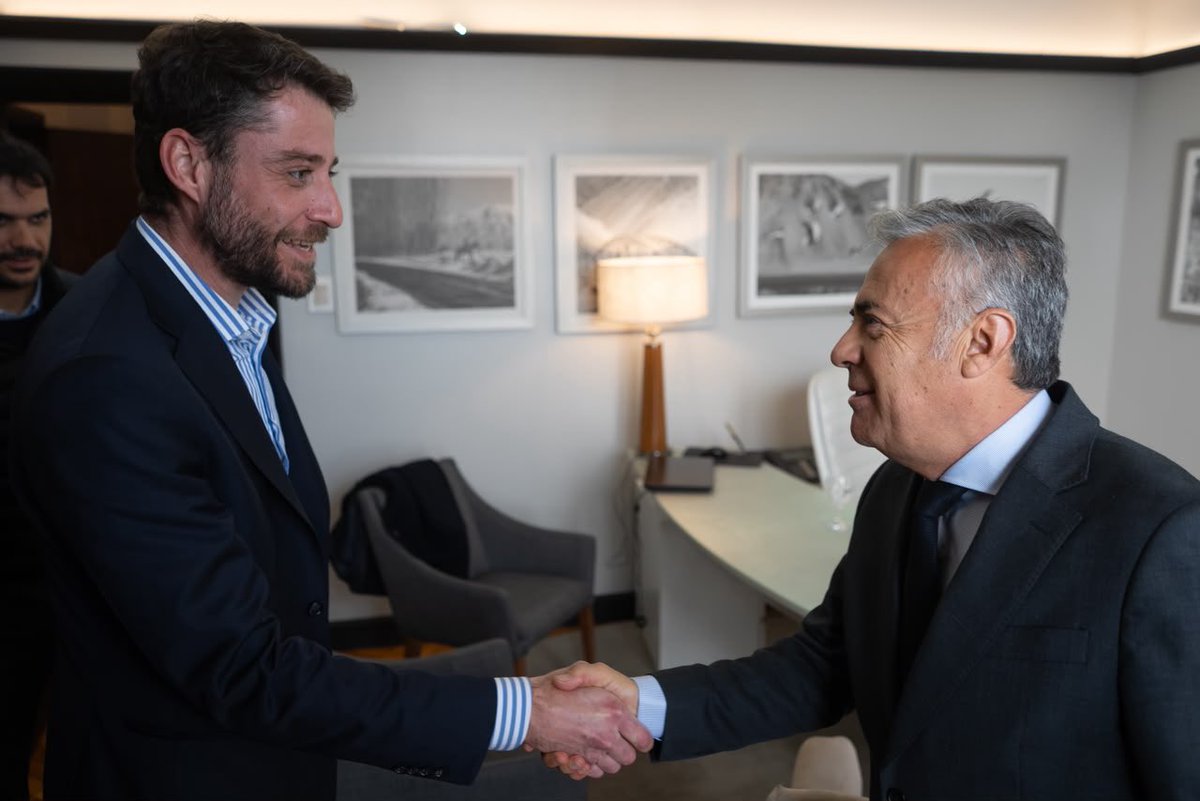 alfredocornejo's tweet photo. Mercado Libre planifica seguir creciendo en Mendoza. Recibí a directivos de la compañía y en un encuentro muy positivo, compartieron las perspectivas de crecimiento que la empresa proyecta en la provincia, con foco en el desarrollo logístico, la tecnología y la generación de empleo.

Durante la conversación destacaron a Mendoza como un modelo de desarrollo e inversión a nivel nacional, valorando las condiciones que ofrece la provincia para impulsar nuevos proyectos y expandir su presencia en el territorio. Siempre es importante mantener diálogo y conocer de primera mano la mirada del sector privado sobre el potencial que tenemos.
