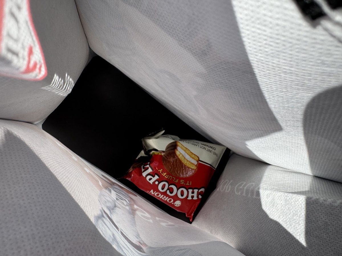 crushonskz's tweet photo. guess jeans staff giving hyunjin's reusable shopping bag to the first 100 people in line 🥹🥹 and it comes with a snack inside 
#HYUNJINxGUESS https://t.co/YwO8r1kJyr