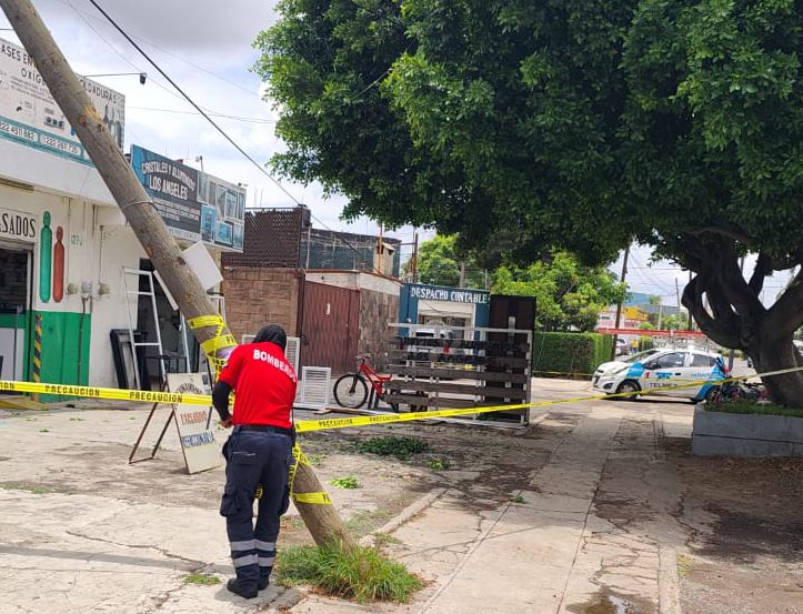 CholulaReporta's tweet photo. FRACTURA en la base sufrió poste de telefonía en calzada Guadalupe, entre 8 y 10 Poniente #Cholula

+ Para evitar riesgos a transeúntes, elementos de @PCCholula acordonaron la zona, mientras @Telmex
sustituye poste dañado

#Precaución

#CholulaReporta | https://t.co/w1EPQrdCsI https://t.co/BqlRyhLFbK