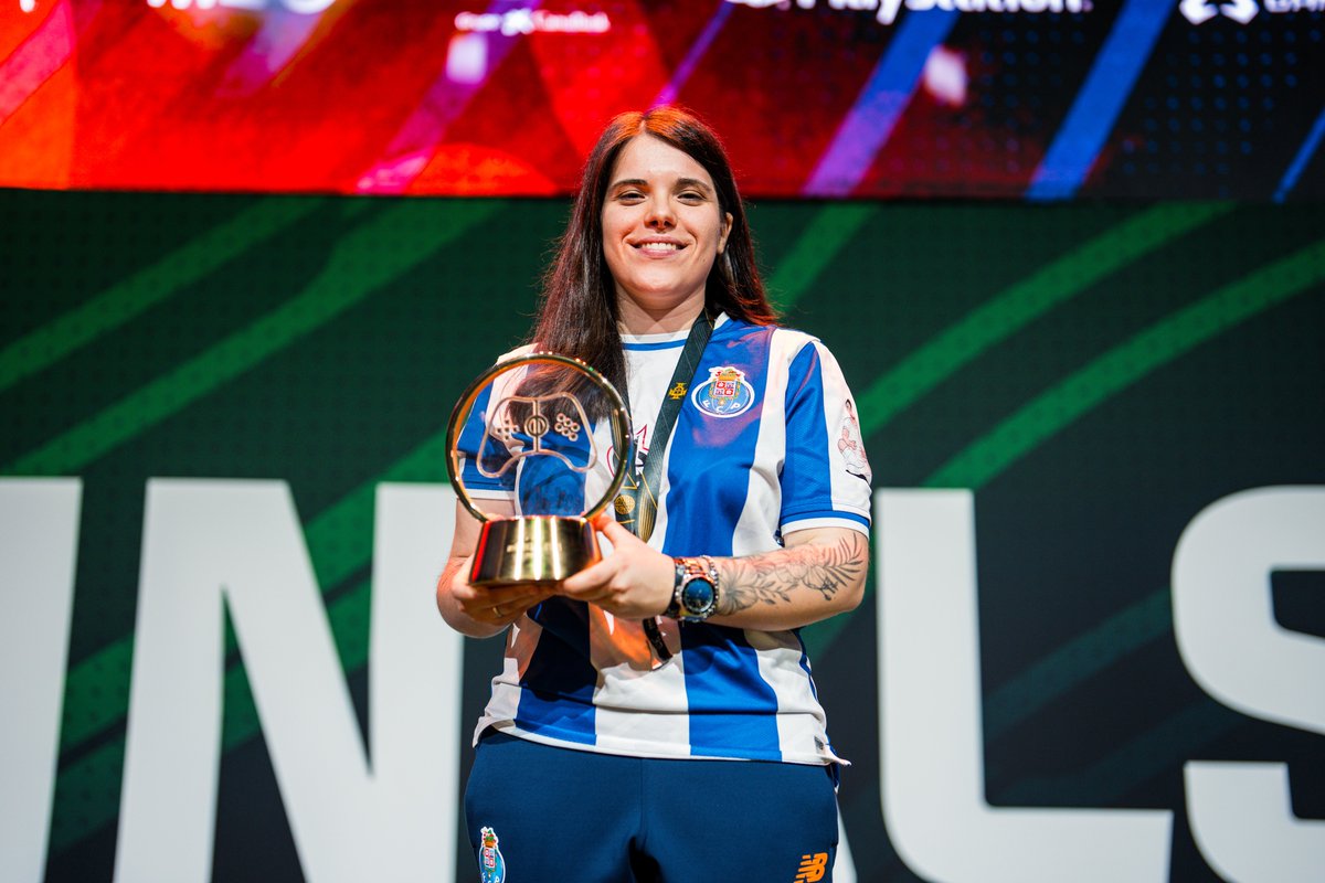Raquel_Ty's tweet photo. Campeã Nacional da eLiga BPI 🏆

Mais um título com o clube do meu coração.

Obrigada @InsertPT pelos teus ensinamentos ao longo da temporada, por confiares em mim e nunca me deixares deitar a toalha ao chão.

Obrigada Dragões pelo vosso apoio.

Seguimos juntos 💙🤍🐉 https://t.co/HoCQWOrNuZ