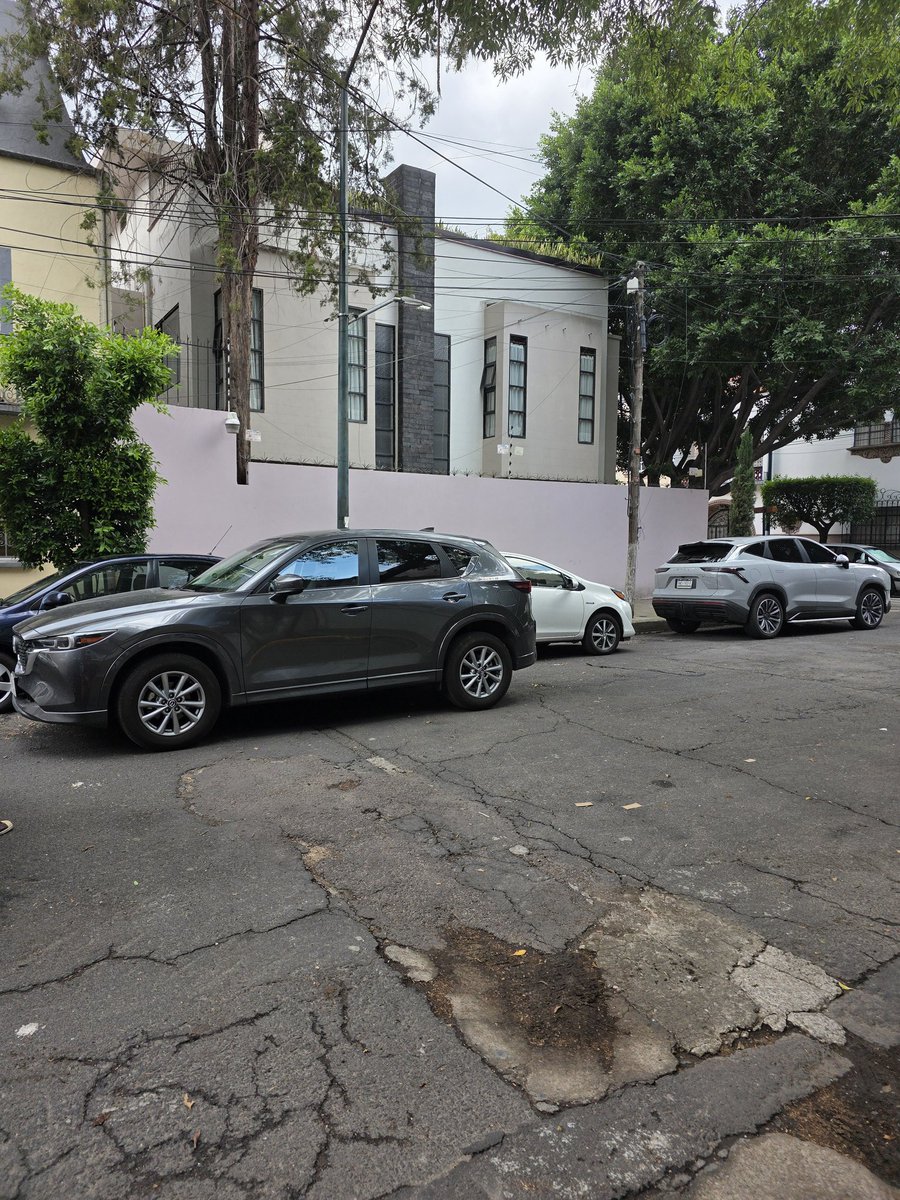 DreamsSeeker's tweet photo. Carros en doble fila en bahía magdalena y bahía Montejo @OVIALCDMX @UCS_GCDMX https://t.co/p9ZLS0KWAx