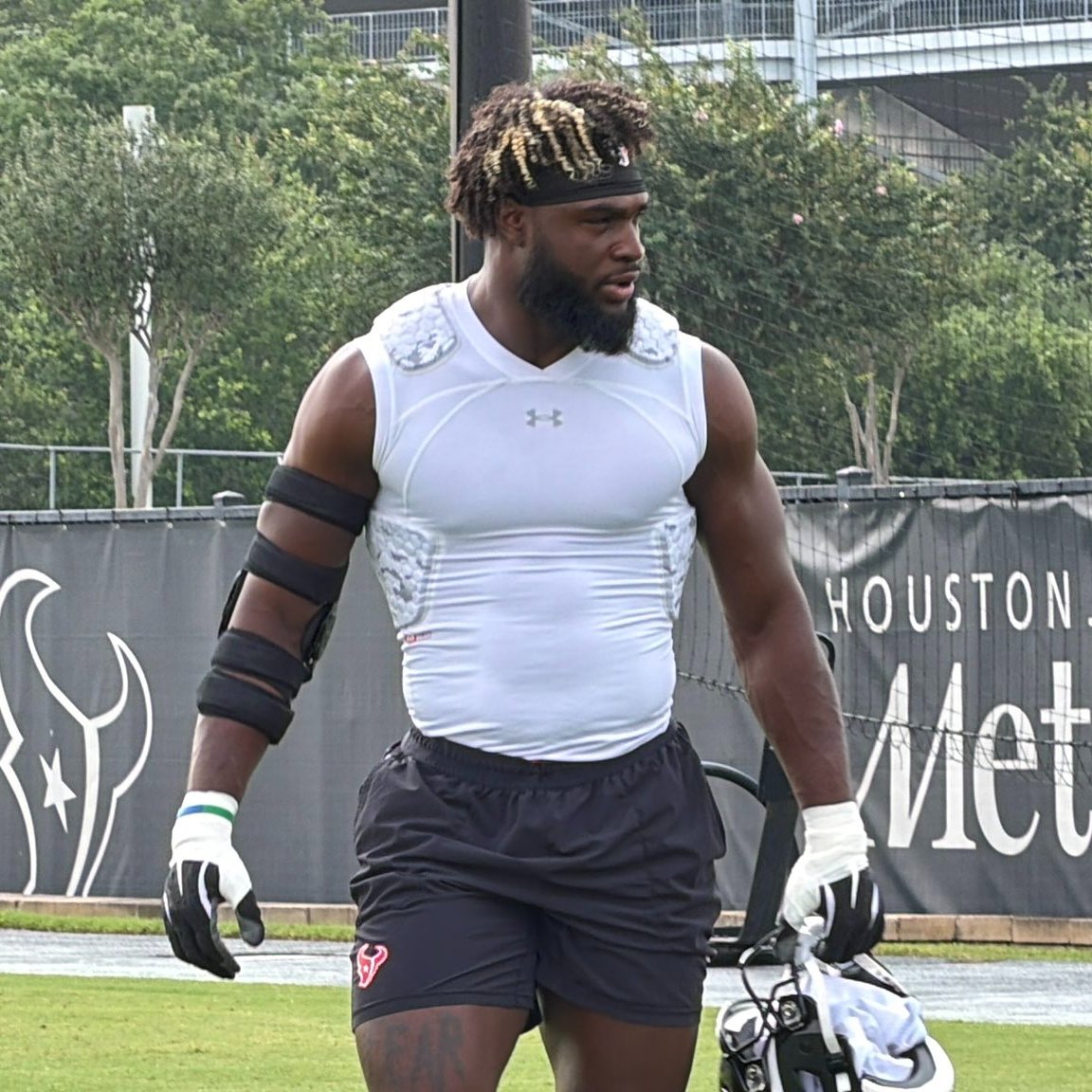 NFL_DovKleiman's tweet photo. 𝗧𝗥𝗘𝗡𝗗𝗜𝗡𝗚: Texas star DE Will Anderson Jr. has gone viral for putting on an INSANE amount of muscle this offseason.

Houston will be a PROBLEM this season 😱 https://t.co/6czniaIOBG