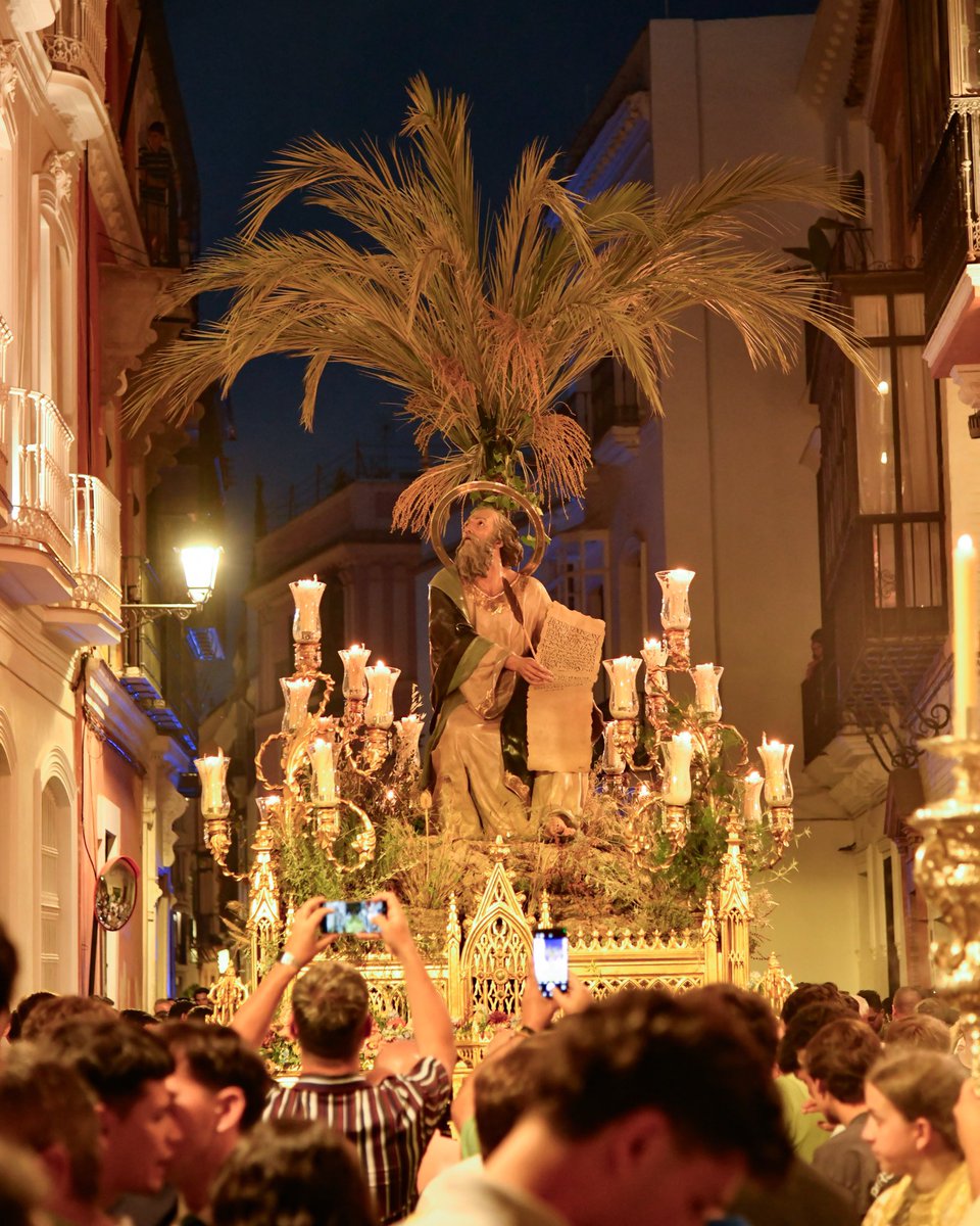 AMRedencion's tweet photo. El Profeta San Isaías en la calle Zaragoza. 

🎼 Virgen de las Angustias
�� Anima Christi
🎼 Divino Redentor
🎼 Resucitó

@Hdad_Montserrat 
#RedenciónporSevilla https://t.co/QDzdl6HLM6
