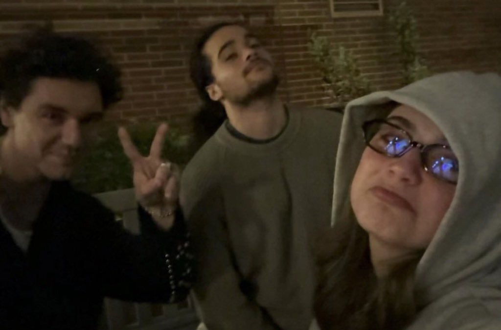 casic44's tweet photo. loro che quando è uscito off campus sono rimasti svegli fino alle 5 a parlare e piangere, non esiste concetto più forte di famiglia https://t.co/JAs6Xm5yq1