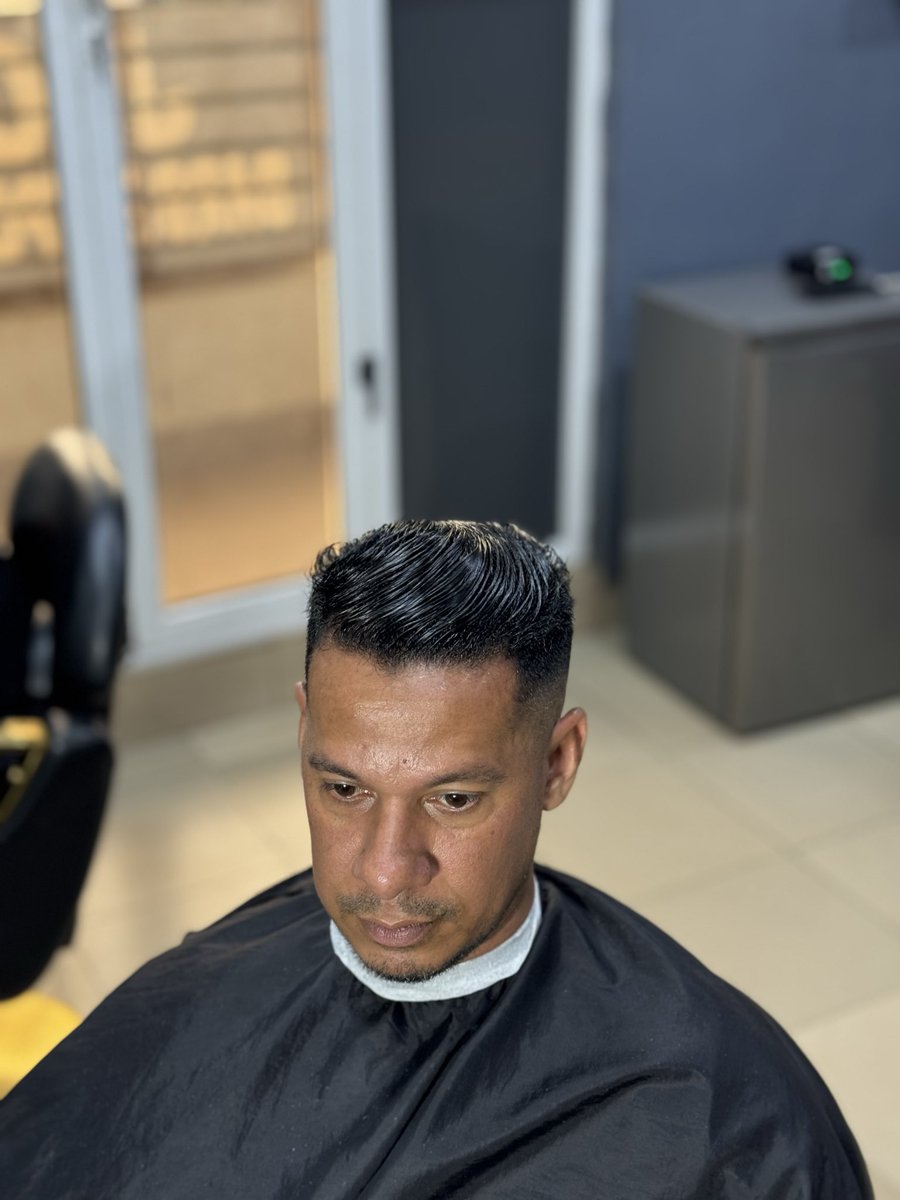 tehm5050's tweet photo. Freshness delivered. 💯#j10barbersplace #femalebarber #apostolos #topzy #abeokutabarber https://t.co/Gr2bwUb3XV