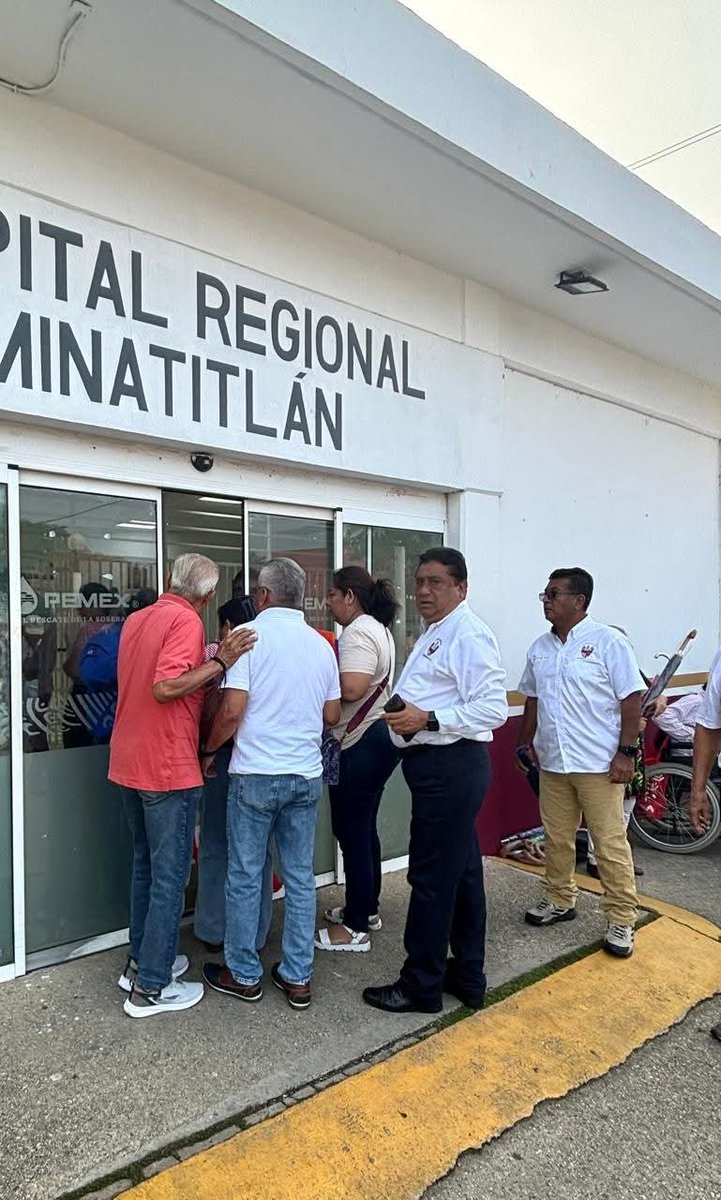 linozentella_'s tweet photo. Denuncia al 9933989844…🚩⚠️ ¡HOSPITAL REGIONAL MINATITLÁN PEMEX: JUBILADOS LANZAN SOS POR FALTA DE MEDICINAS! Como si el agua estuviera para chocolate…Jubilados @Pemex lanzan un SOS durante una manifestación en el Hospital Regional Minatitlán (HRM) @Pemex por falta de medicamentos necesarios para tratar sus padecimientos crónicos. Decenas de adultos mayores, muchos en sillas de ruedas, se apostaron con sus mantas e irrumpieron en el nosocomio en protesta. Atención @Claudiashein @MarcelaVilleg15 @CNE_Mex @SENER_mx @GobiernoMX @FGRmexico @LuzElena_GE @ASF_Mexico @SCJN @STPS_mx @Tu_IMSS @SEMARNAT_mx @agencia_asea @CFEmx @CENAGAS_mx @IMPetroleo @SATMX @Hacienda_Mexico @BuenGobierno_mx @Centrofcrl @SEMAR_mx @PROFEPA_Mx @Mx_Diputados @senadomexicano #OIC #UIF #OmarReyesColmenares….Zas!!!