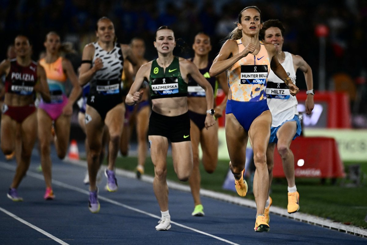AthleticsWeekly's tweet photo. Georgia Hunter Bell times her kick to perfection ‼️

In an extremely tactical 1500m at the Rome Diamond League, the Brit judges it brilliantly to win in 3:58.63 ⚡️

Klaudia Kazimierska (3:59.24) and Nikki Hiltz (3:59.26) also run under four minutes 🌍 https://t.co/x0ZPjCEIdj