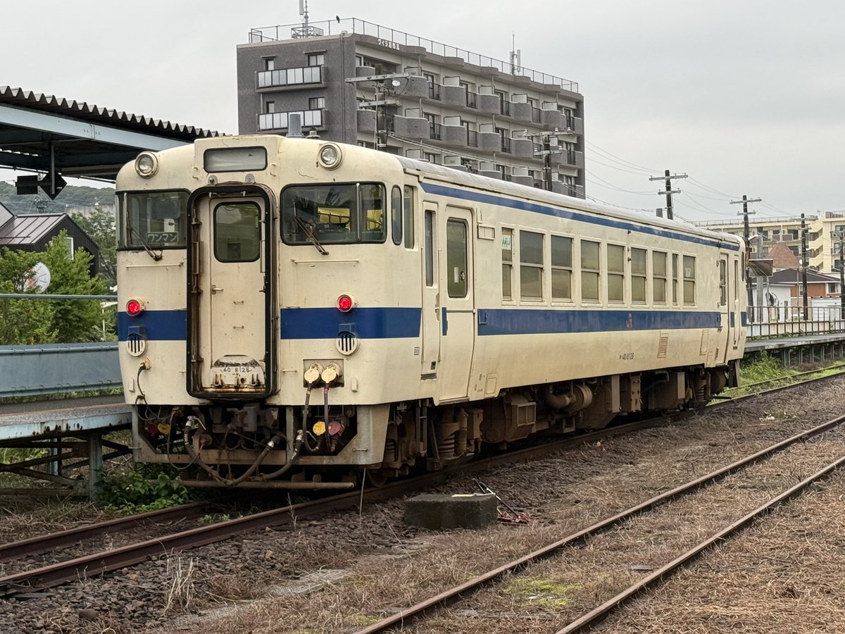 ushineko_58's tweet photo. おはようございます。
朝の志布志駅です^_^
今朝は雨上がりの朝。気温は21.5度と冷んやり。
発車約10分前ですが、車内やホームに人影なし。
【始発列車・1924D】
日南線
キハ40 8128
（2026/6/5・金）
#日南線 #志布志駅 #キハ40 #始発列車
#おはようトレイン https://t.co/2lXc5fYvNJ