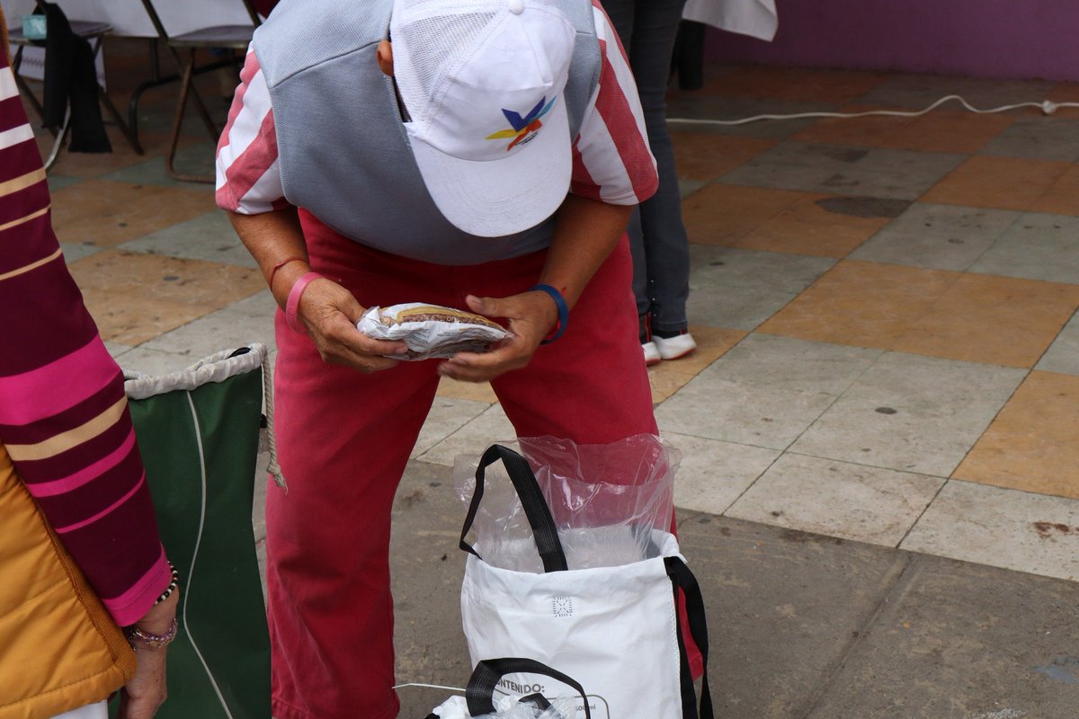 CholulaDIF's tweet photo. 🤝 Los apoyos beneficiaron a familias de San Diego Cuachayotla, San Sebastián Tepalcatepec, Santa Bárbara Almoloya y San Cristóbal Tepontla, contribuyendo a mejorar su alimentación y calidad de vida.✨ https://t.co/zFflCAcXBy