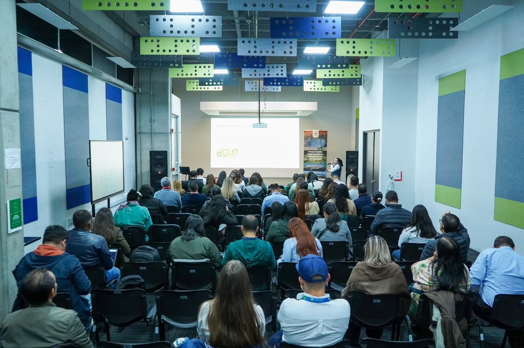 IDEAMColombia's tweet photo. #IdeamInforma 🌿 | En el segundo día del Encuentro Regional, desarrollado en la sede principal del Ideam, avanzamos en el fortalecimiento de capacidades técnicas relacionadas con los subsistemas PCB, RCD, ICAU y RUA, promoviendo el intercambio de experiencias y buenas prácticas para la gestión de la información ambiental.