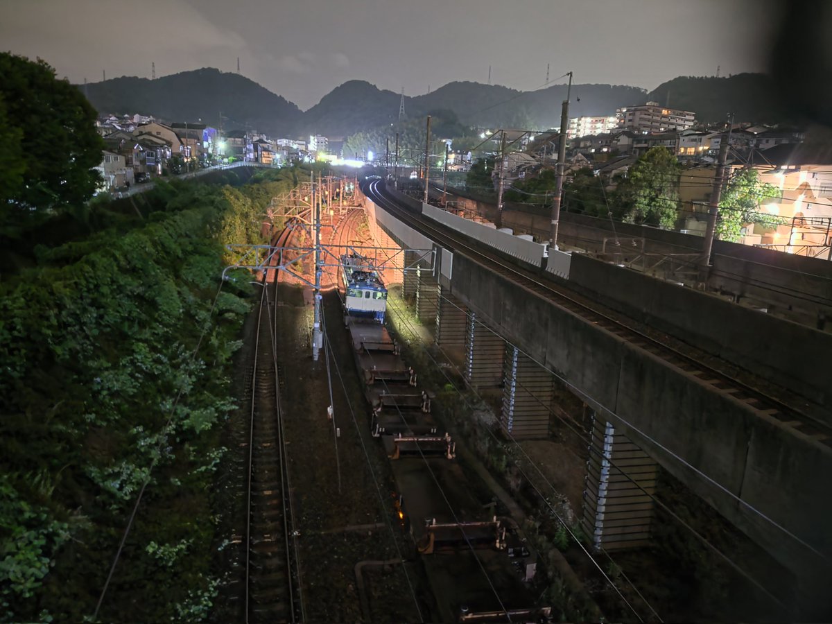 epo333's tweet photo. おはようございます。
京都線 向日町を発車するEF65-1133号機牽引 工9182レ 米原転回工臨(6/5)
琵琶湖線 山科付近でレール下ろし作業が行われましたが、眠気と雨に負けて作業を見ずに途中離脱
#EF65の日
#工9182レ
#京都 https://t.co/HsfQAd7Zvy