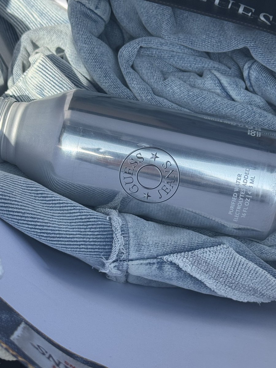 HHJCentral's tweet photo. The staff was also handing out water with added electrolytes to everyone in line 🤍

cr. crushonskz
#HYUNJINxGUESS https://t.co/zmHfSpt2Dx